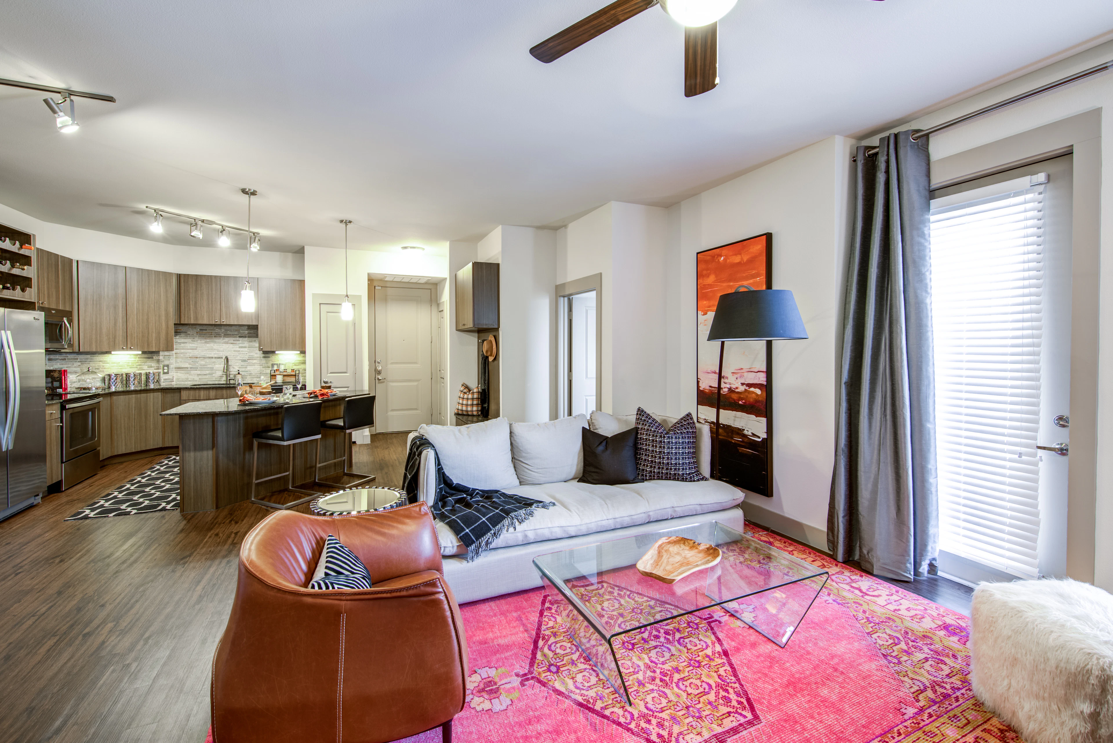 Interior de apartamento en Cayman Las Colinas, Irving, TX.