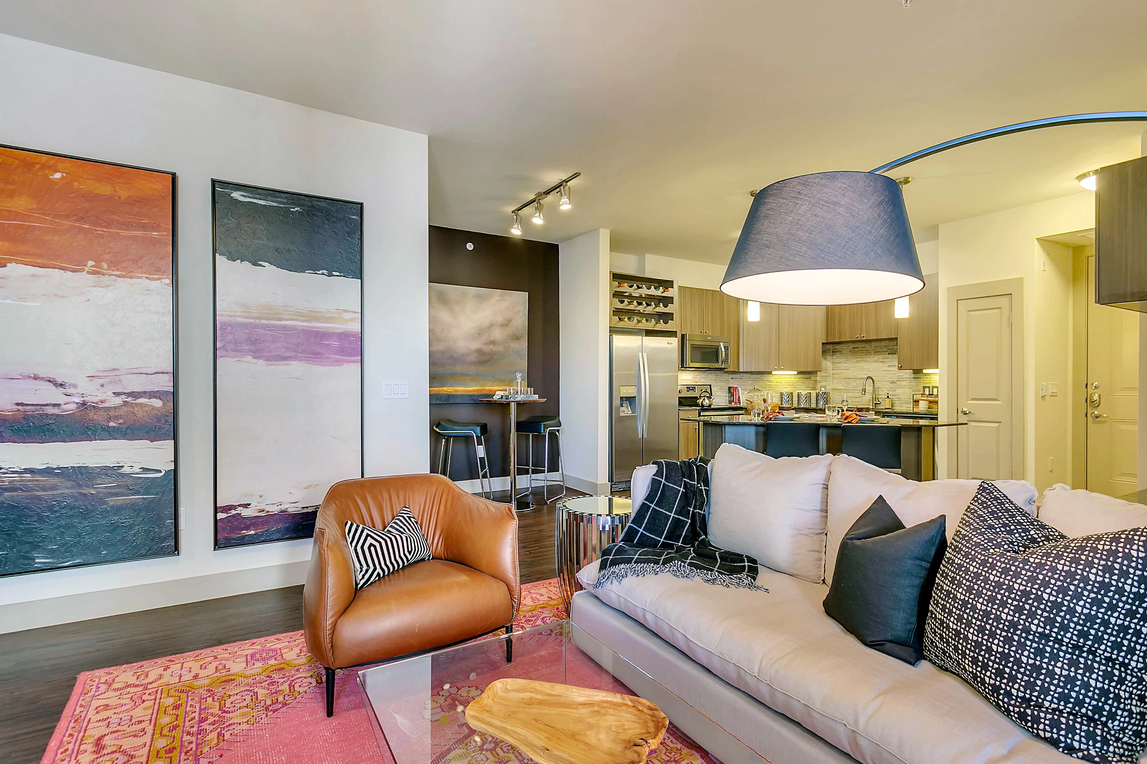 Interior de apartamento en Cayman Las Colinas, Irving, TX.