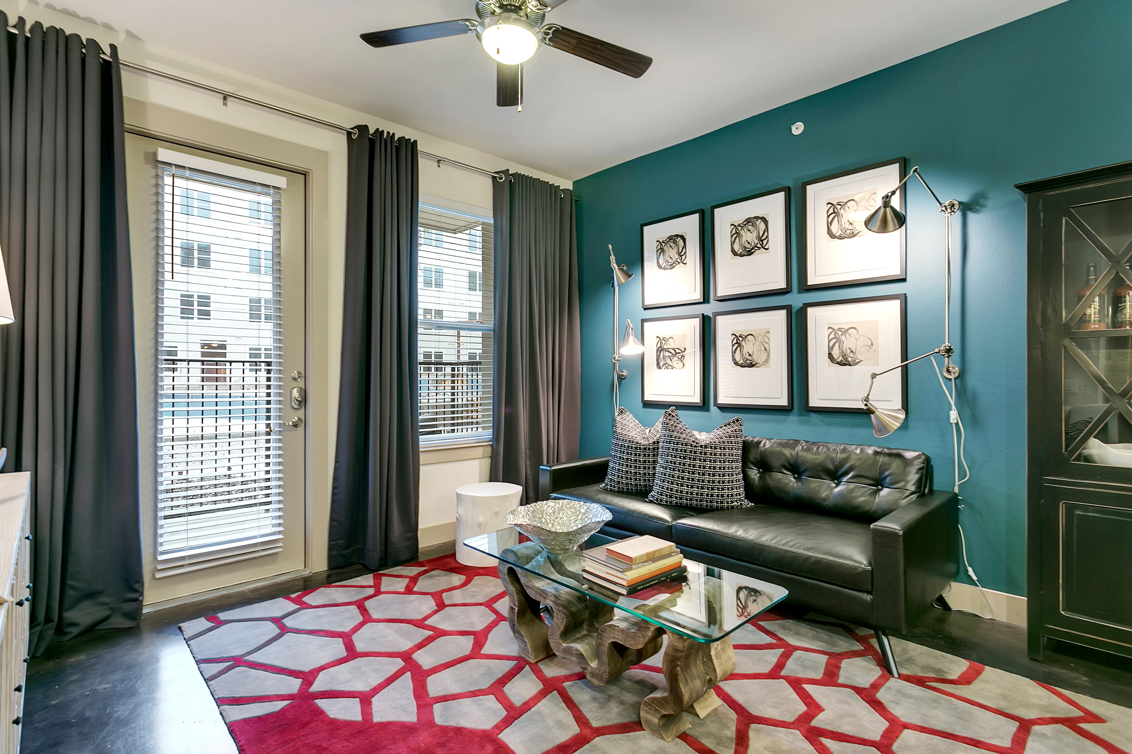 Interior de apartamento en Cayman Las Colinas, Irving, TX.