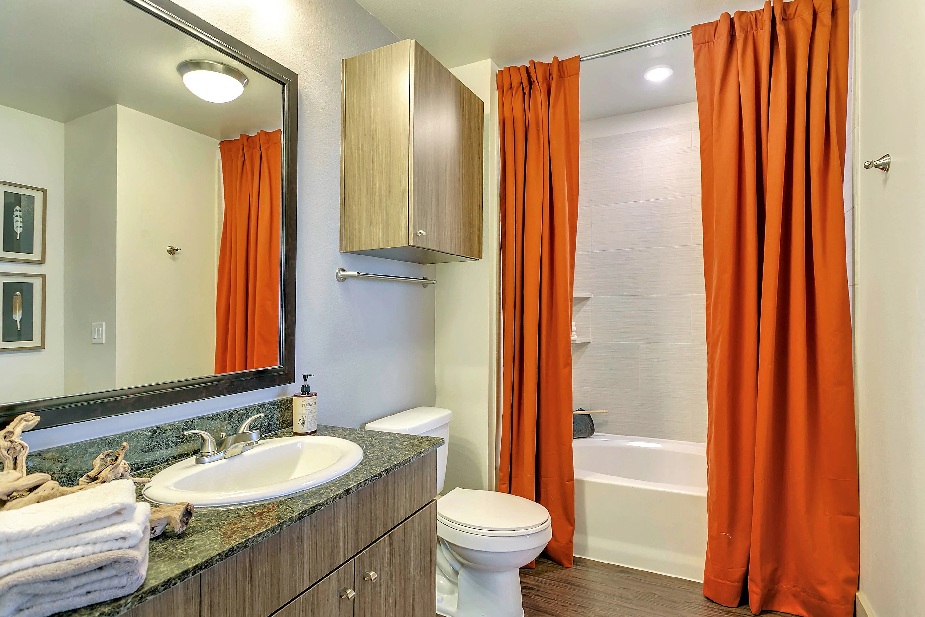 Interior de apartamento en Cayman Las Colinas, Irving, TX.