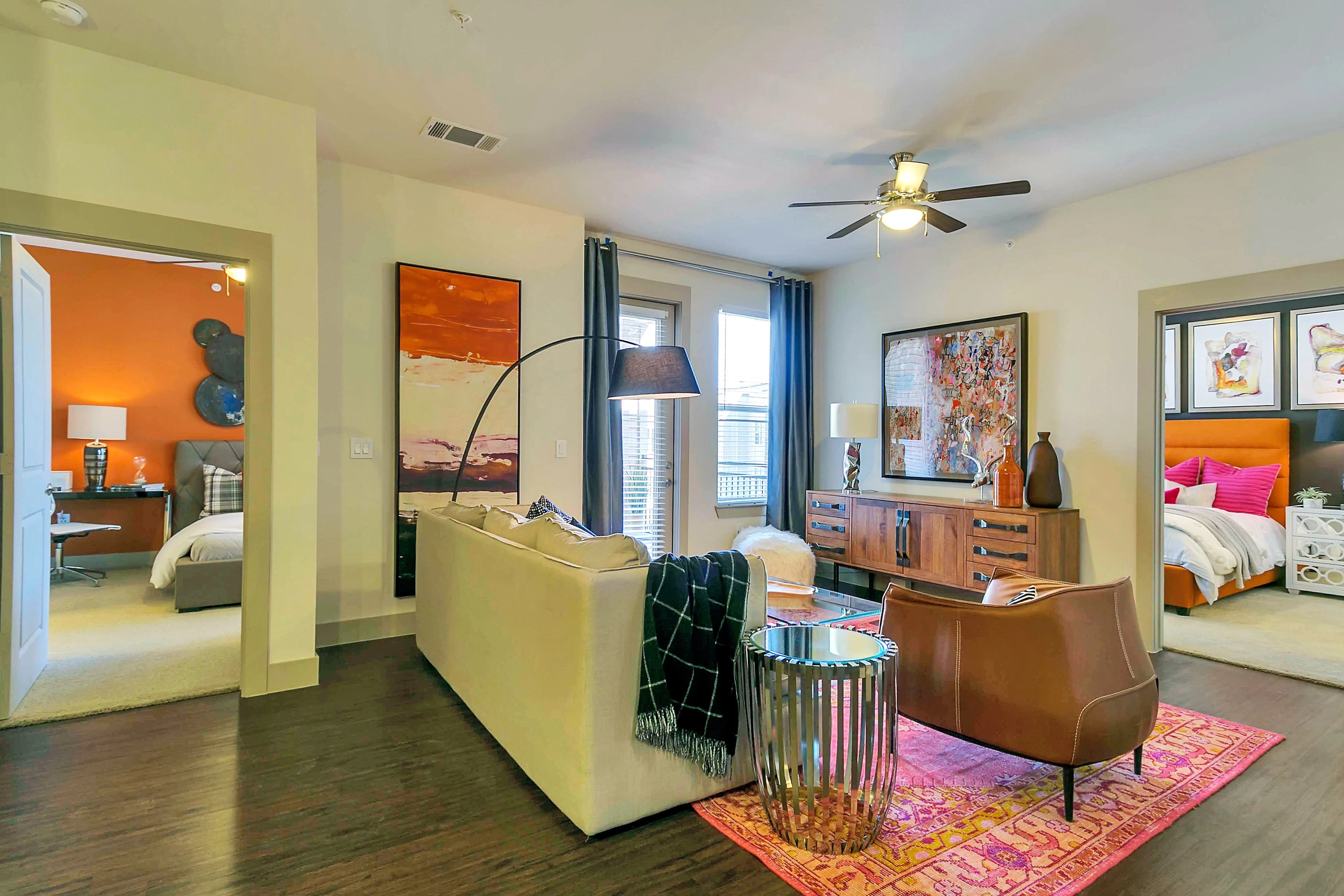Interior de apartamento en Cayman Las Colinas, Irving, TX.