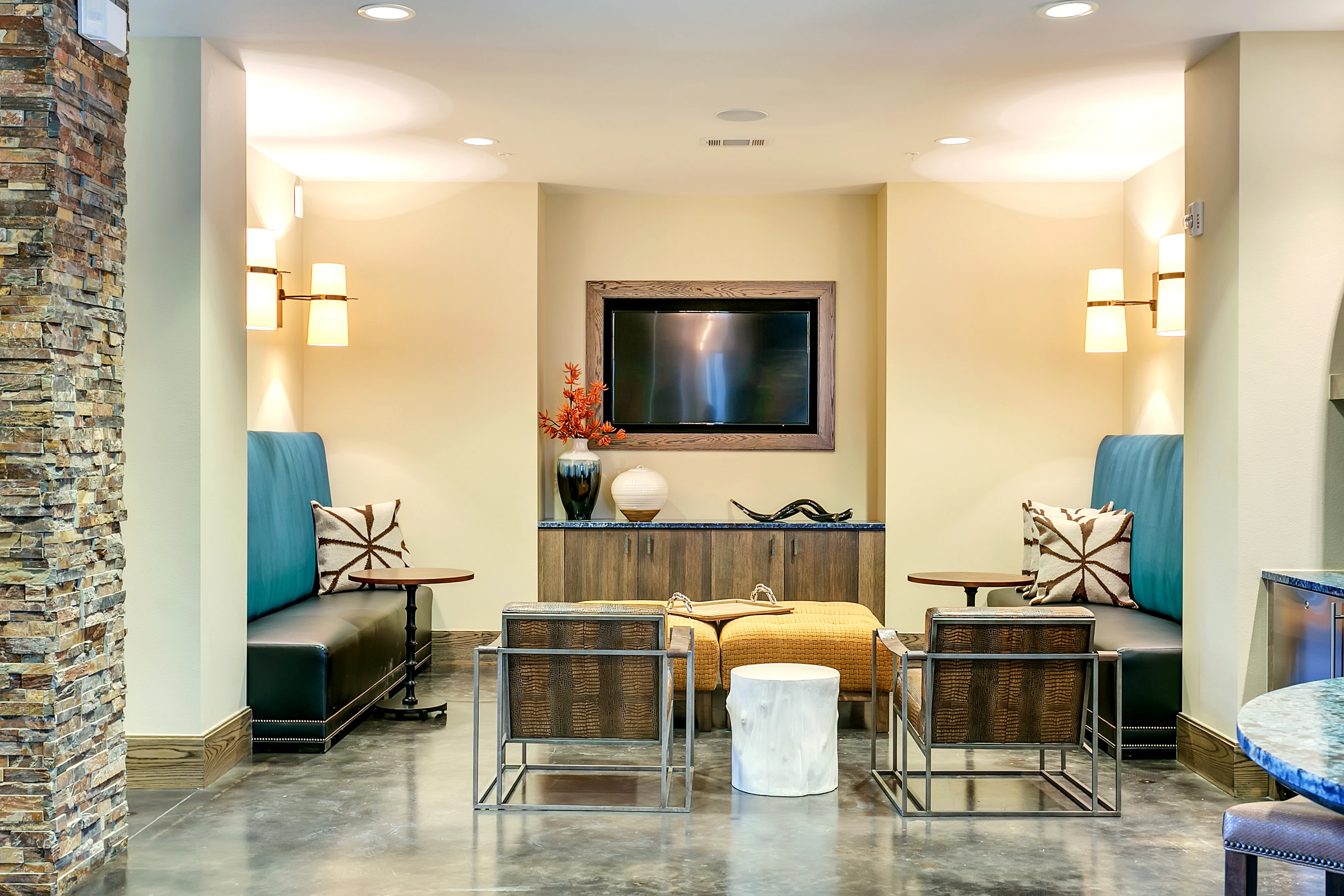 Outdoor courtyard at Cayman Las Colinas.