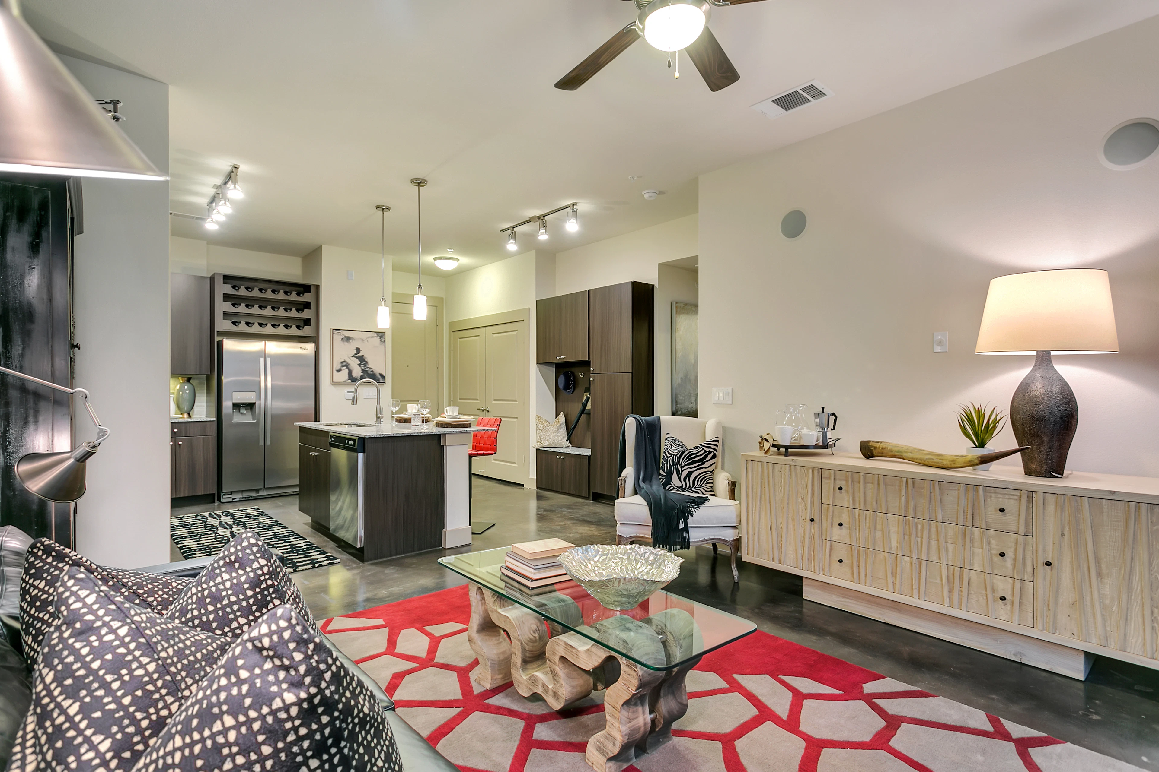 Interior de apartamento en Cayman Las Colinas, Irving, TX.
