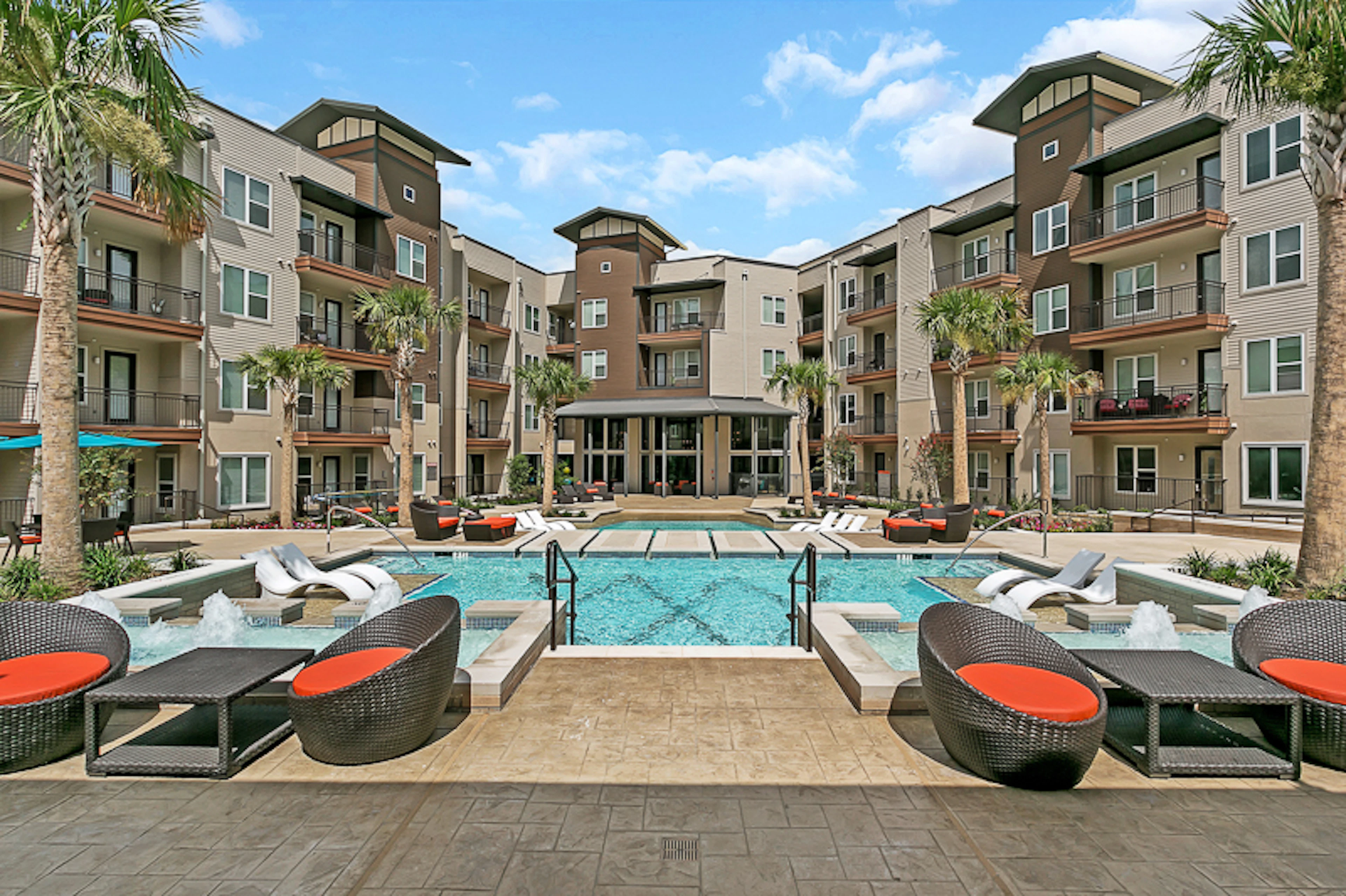 Highlighting the current reduced rents and move-in specials available at Cayman Las Colinas.