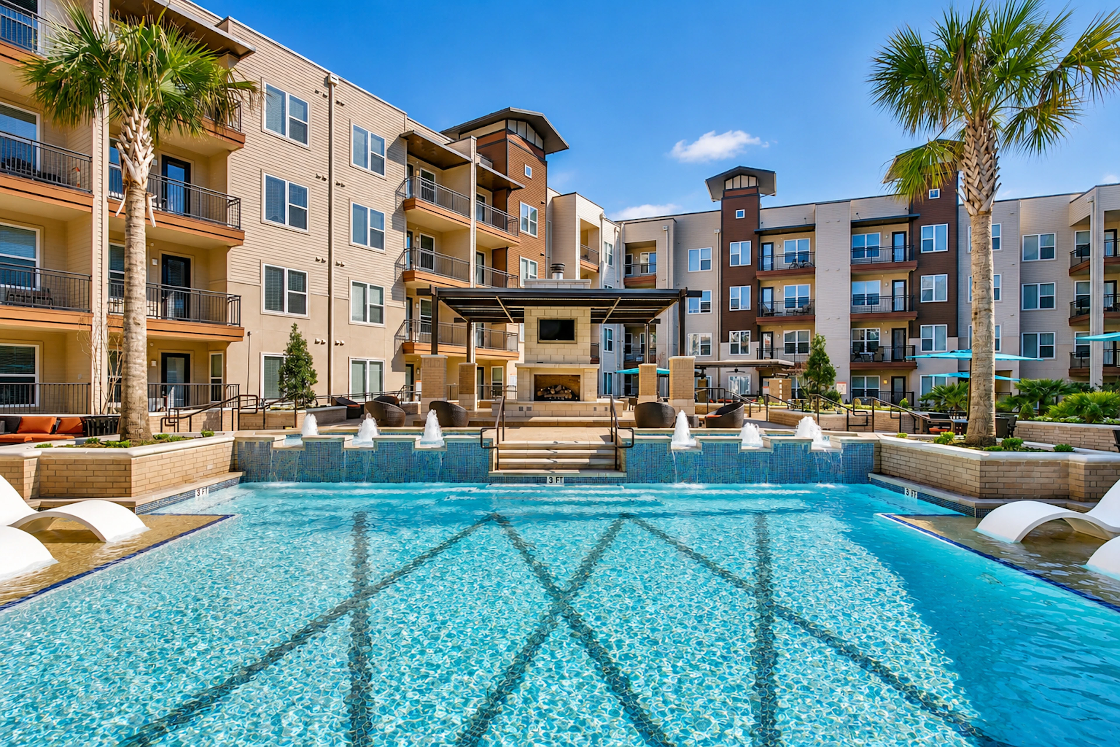 Alberca estilo resort en Cayman Las Colinas, Irving, TX.