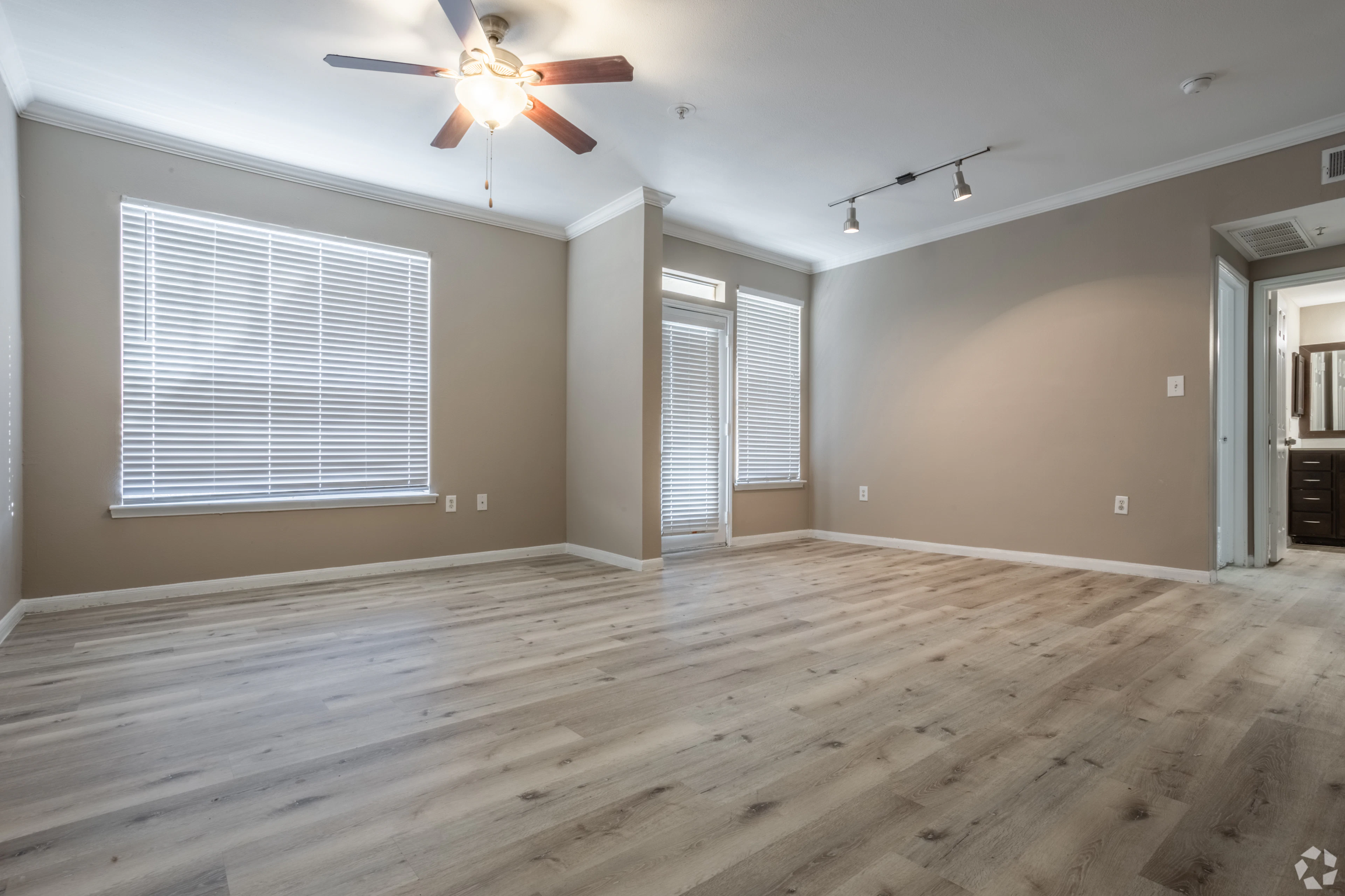 Interior de apartamento en Estates at Fountain Lake, Stafford, TX.