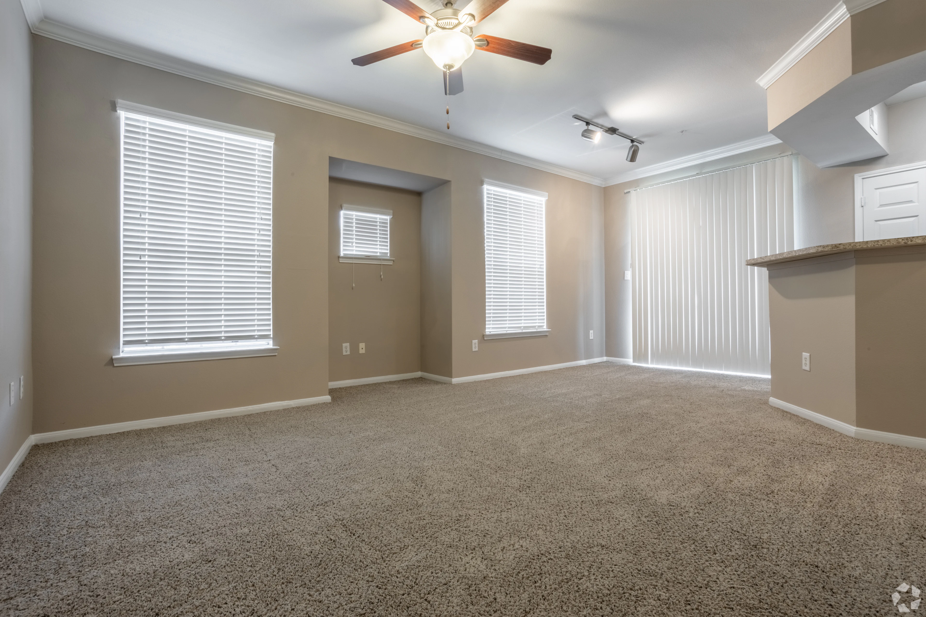 Interior de apartamento en Estates at Fountain Lake, Stafford, TX.