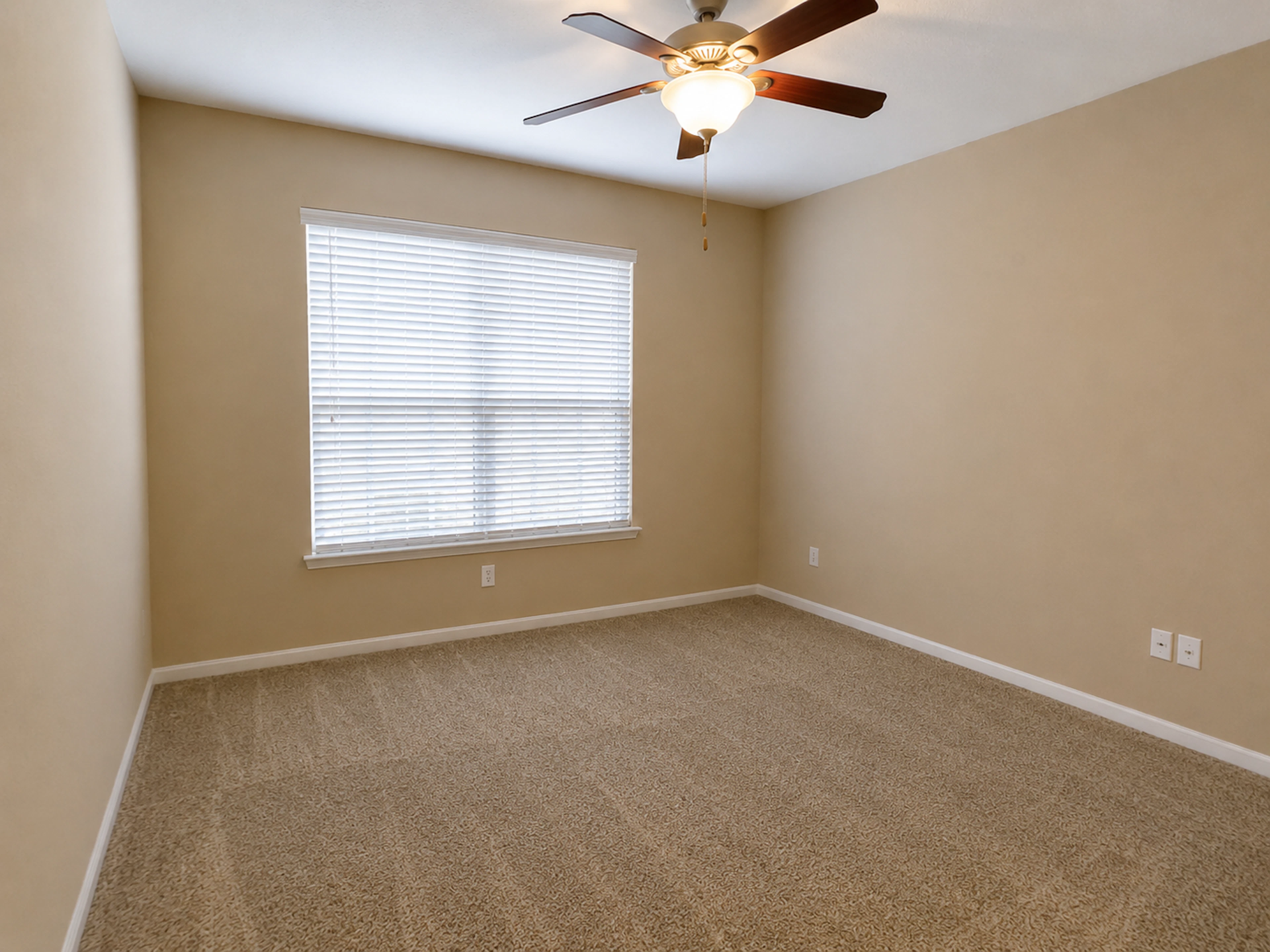 Interior de apartamento en Estates at Fountain Lake, Stafford, TX.