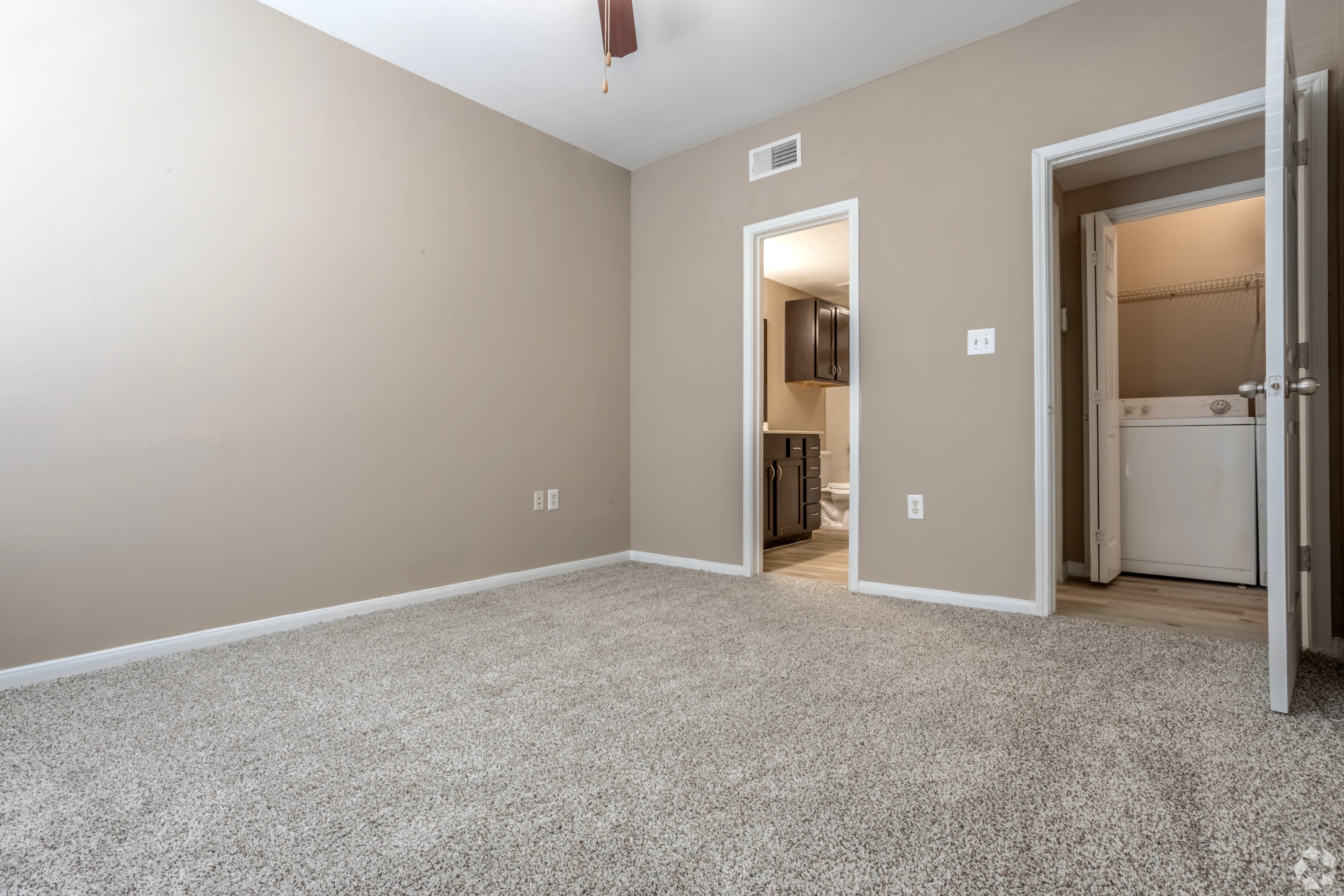 Interior de apartamento en Estates at Fountain Lake, Stafford, TX.