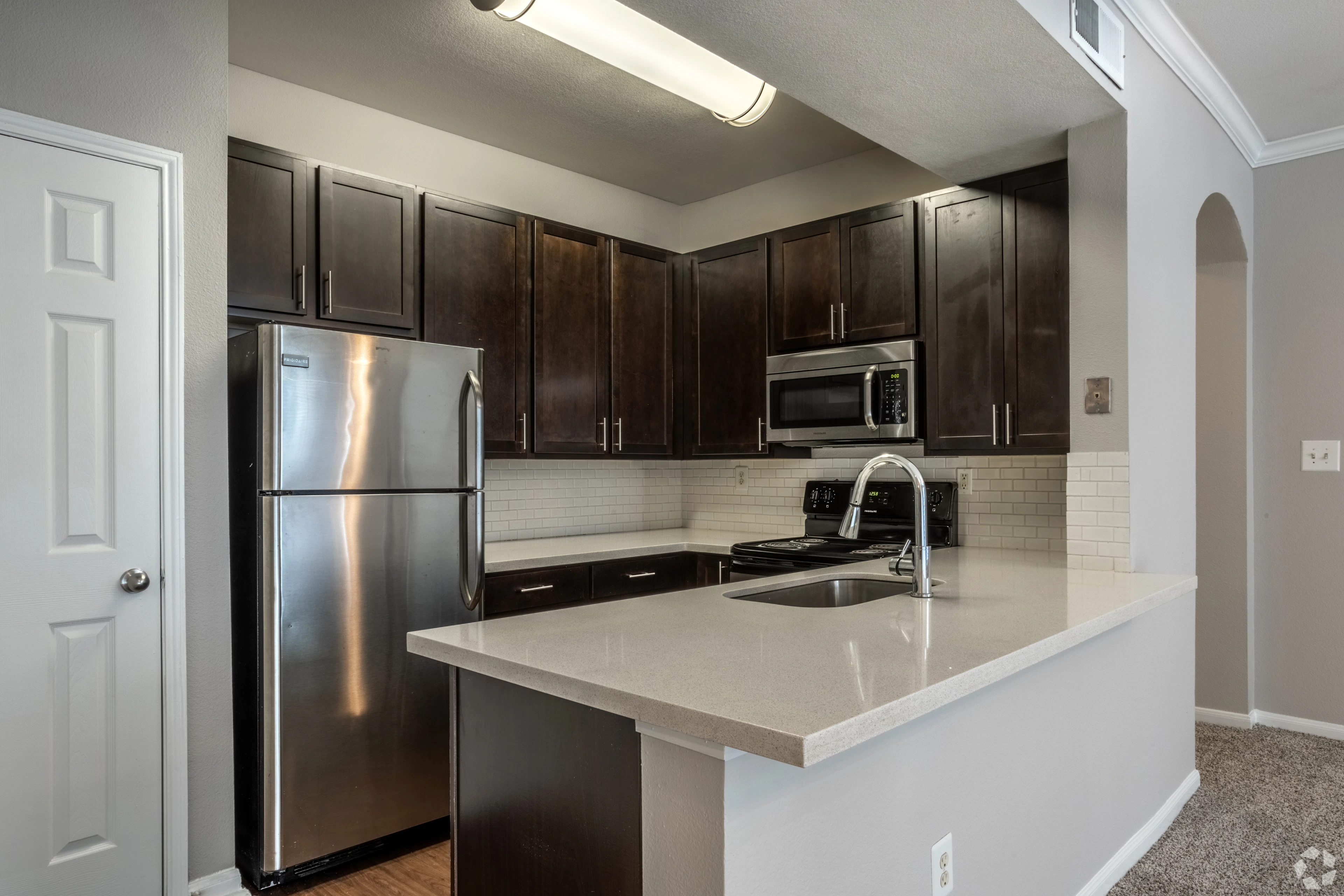 Interior de apartamento en Estates at Fountain Lake, Stafford, TX.