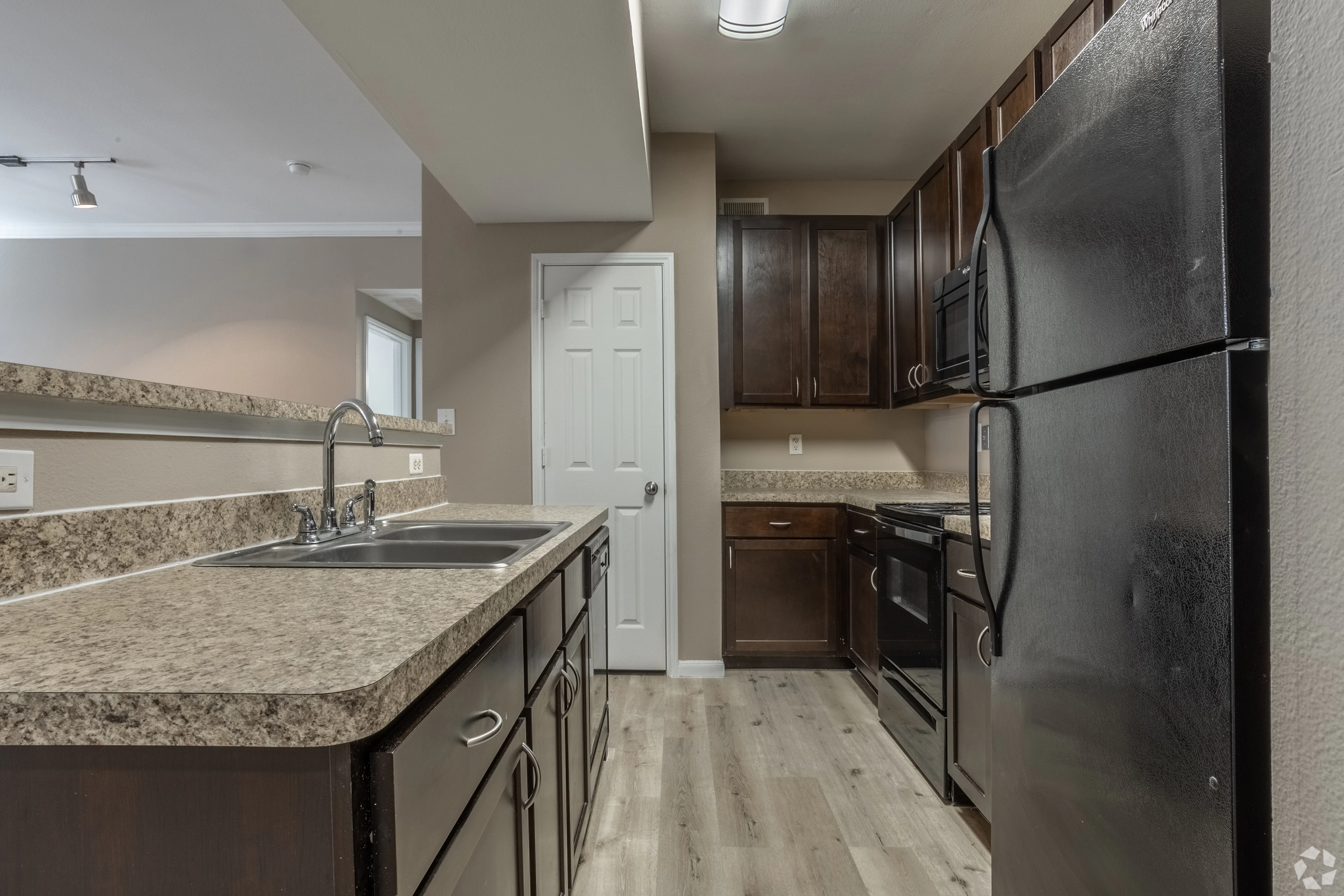 Interior de apartamento en Estates at Fountain Lake, Stafford, TX.