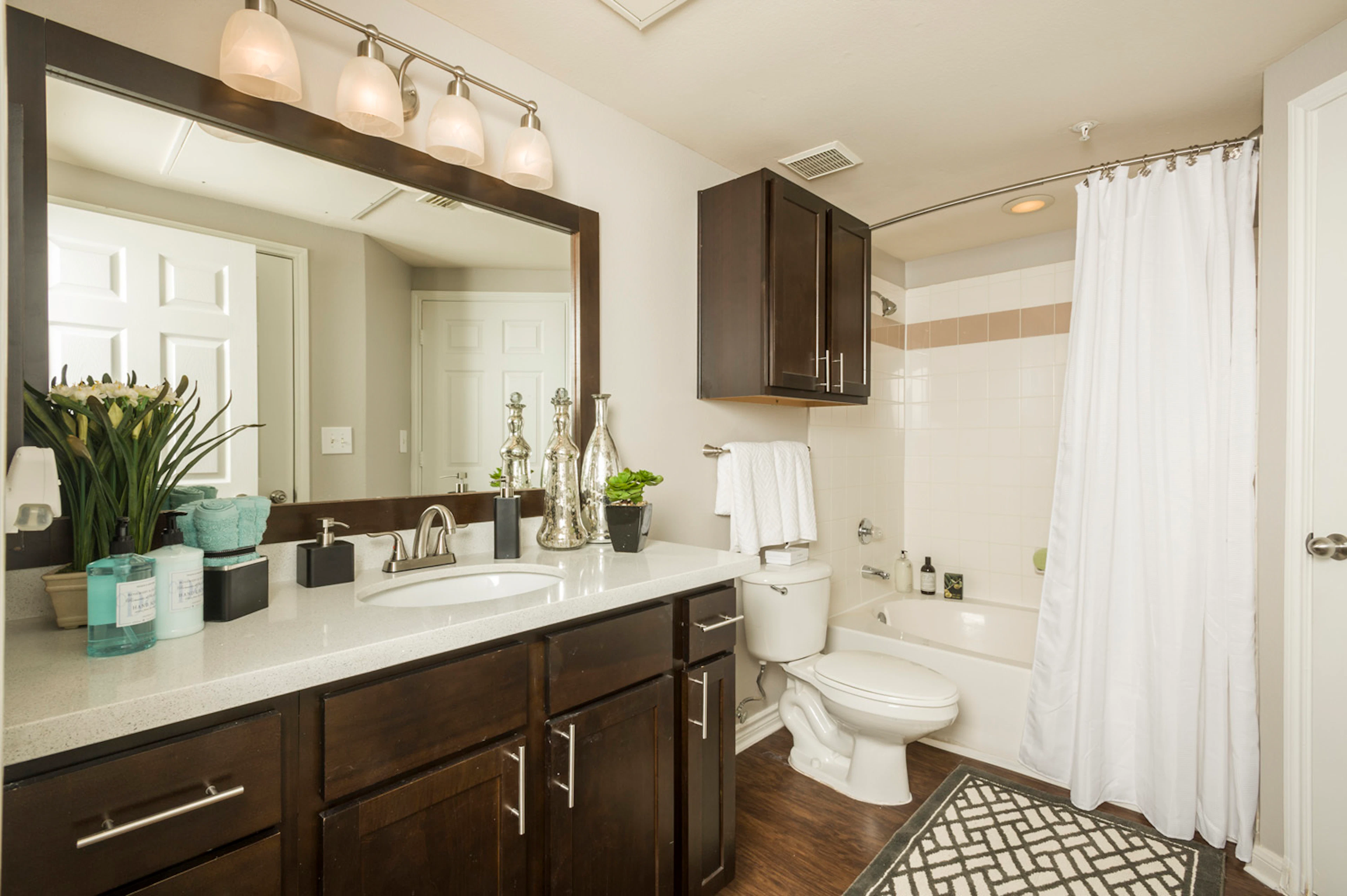 Interior de apartamento en Estates at Fountain Lake, Stafford, TX.
