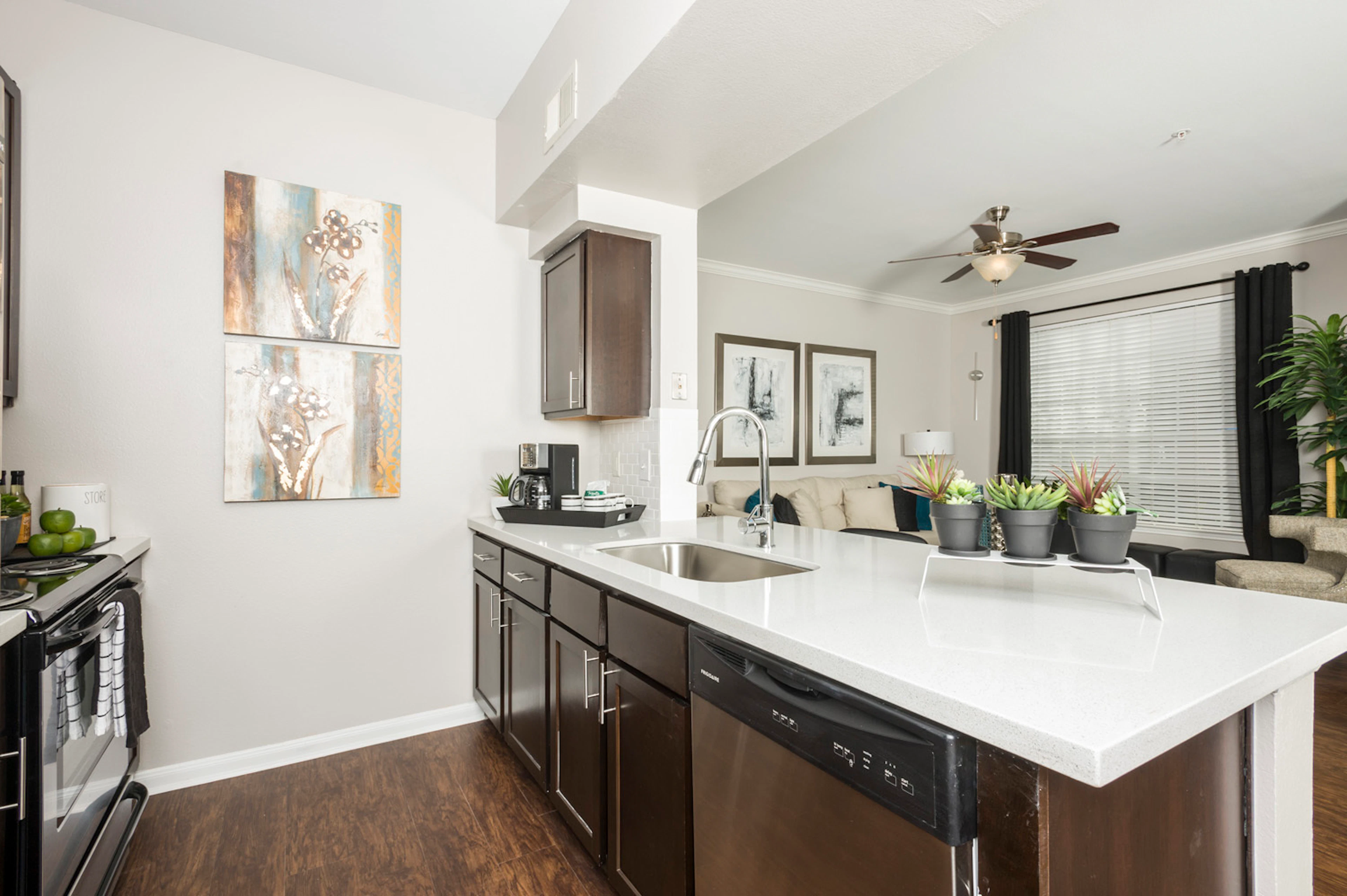 Interior de apartamento en Estates at Fountain Lake, Stafford, TX.