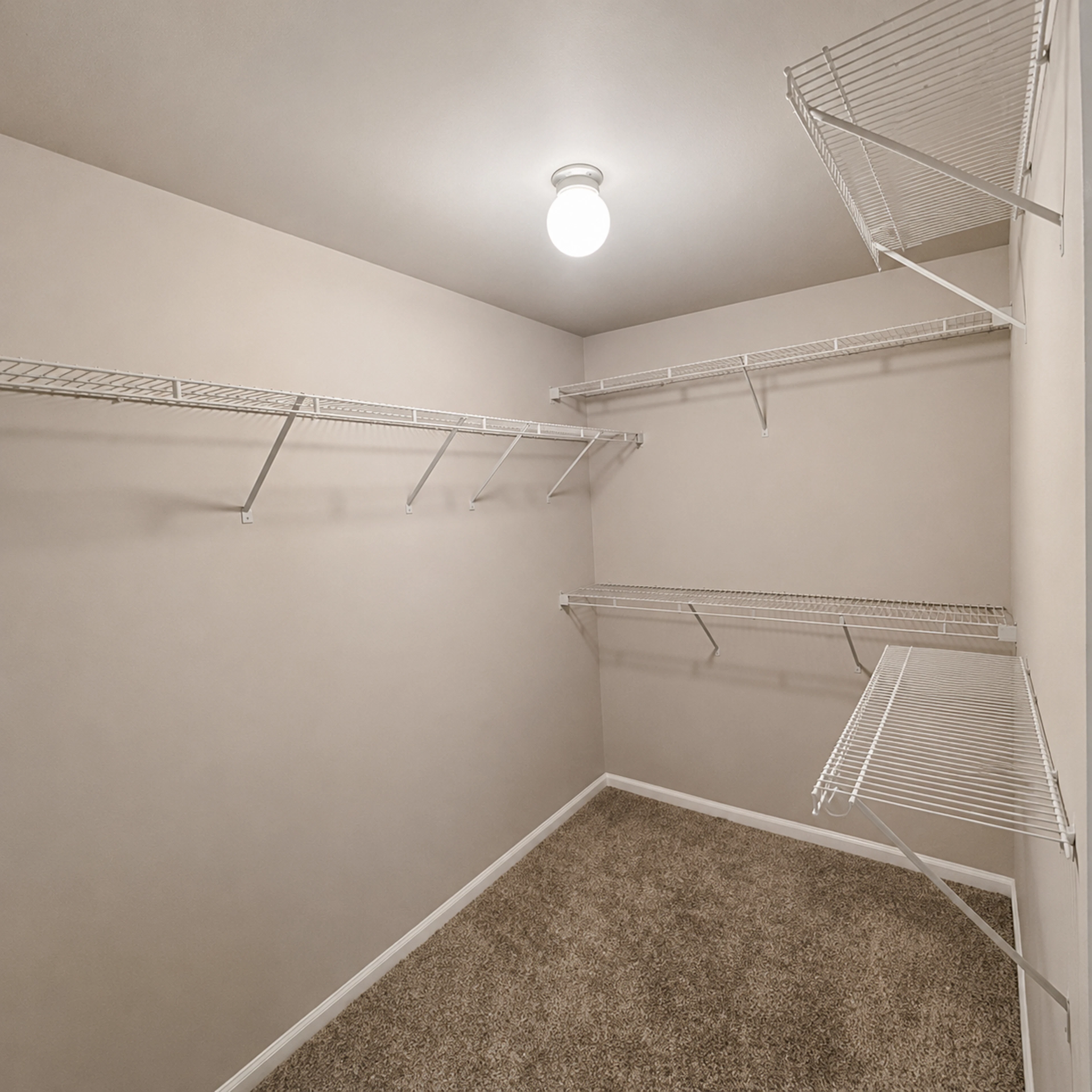 Interior de apartamento en Estates at Fountain Lake, Stafford, TX.