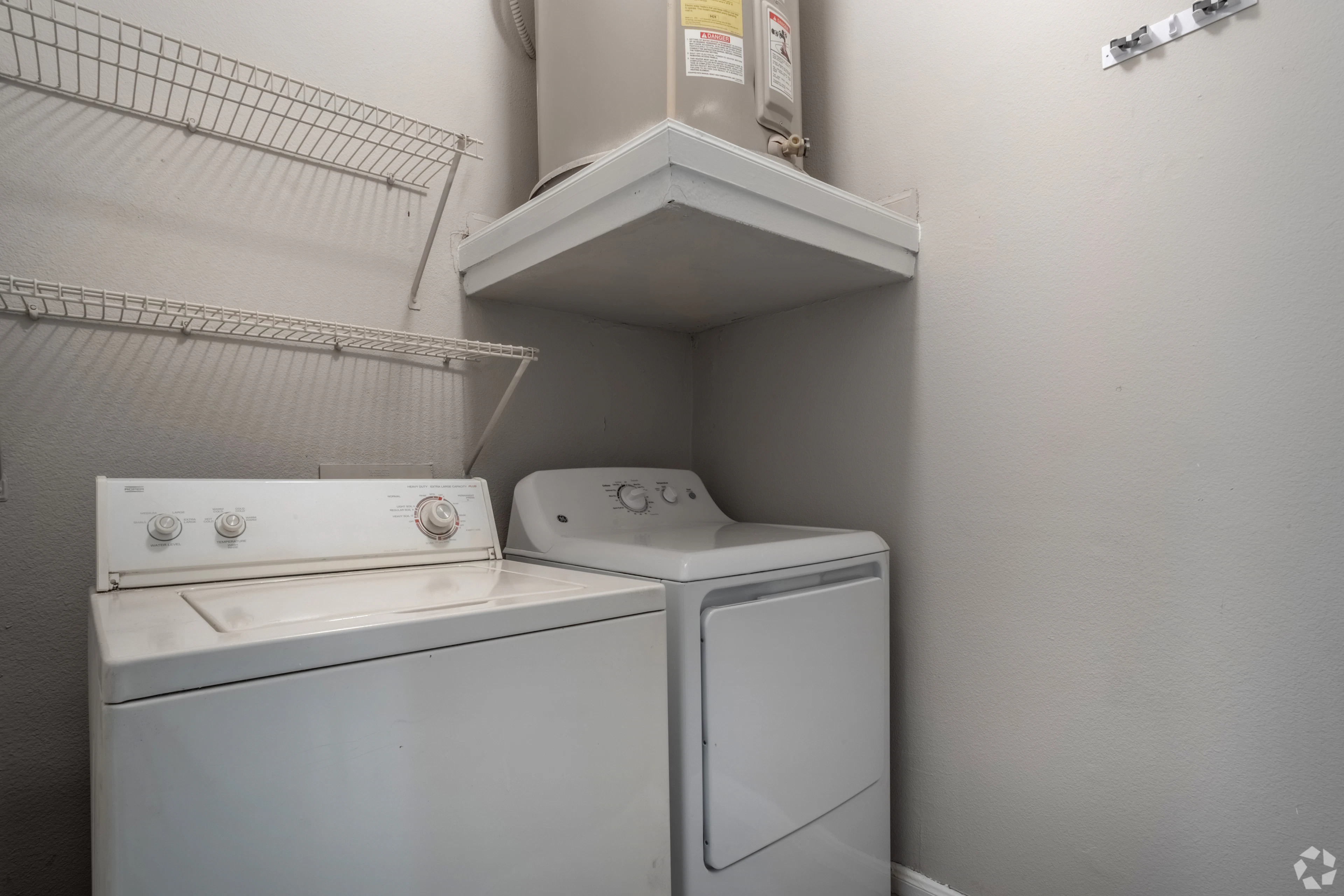 Interior de apartamento en Estates at Fountain Lake, Stafford, TX.