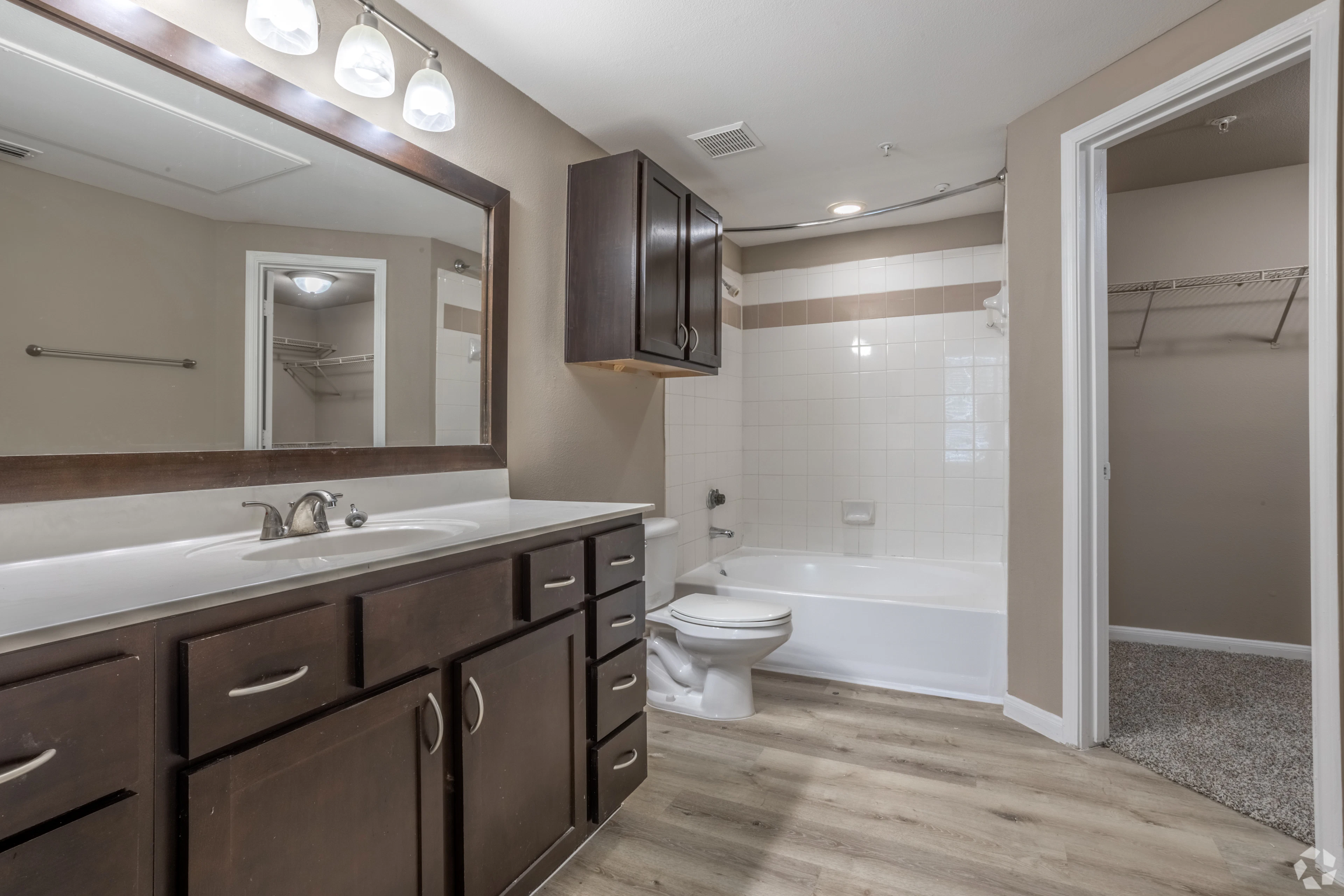 Interior de apartamento en Estates at Fountain Lake, Stafford, TX.