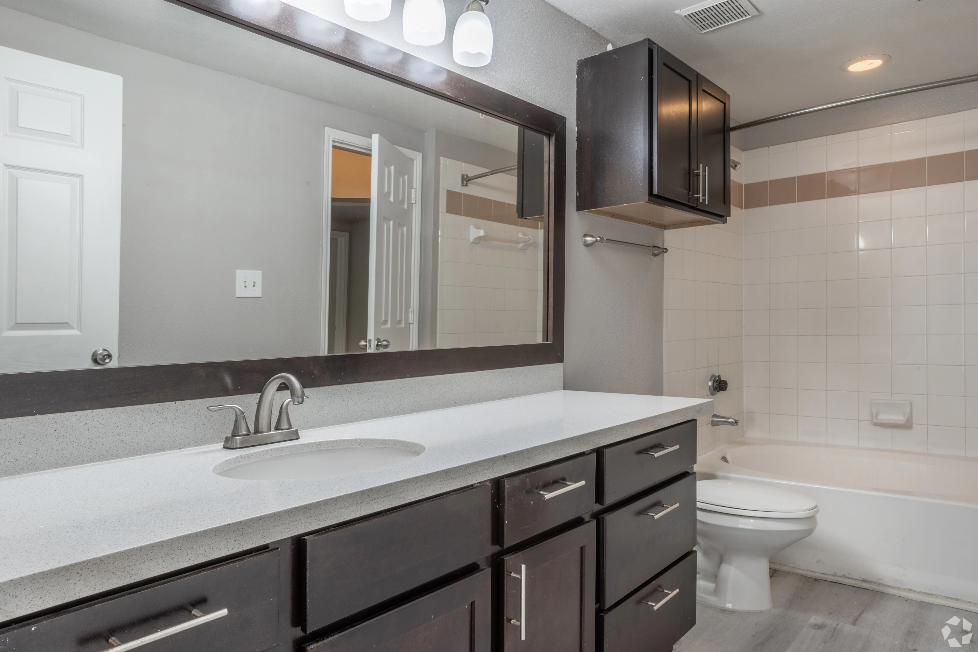 Interior de apartamento en Estates at Fountain Lake, Stafford, TX.