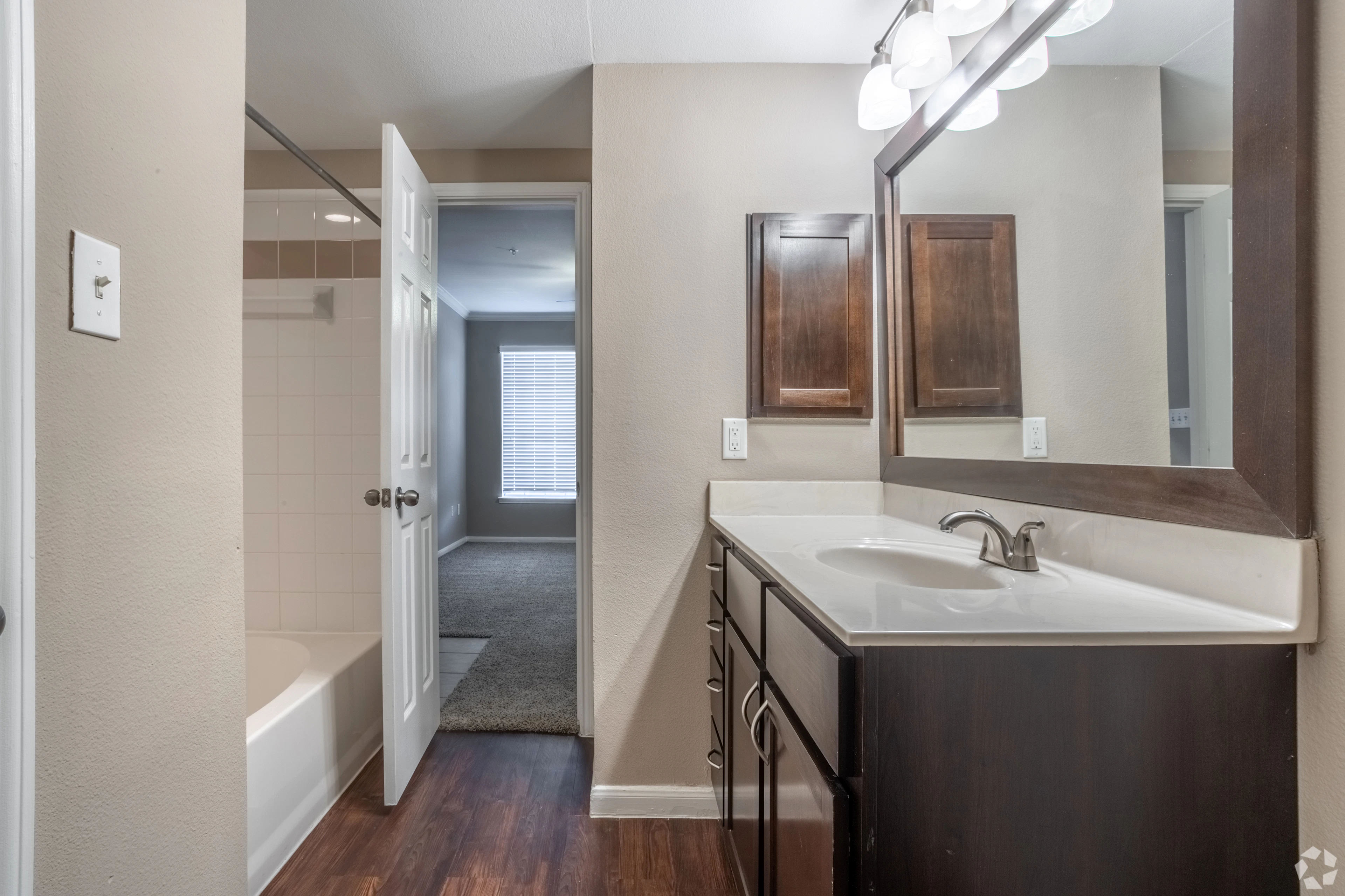 Interior de apartamento en Estates at Fountain Lake, Stafford, TX.