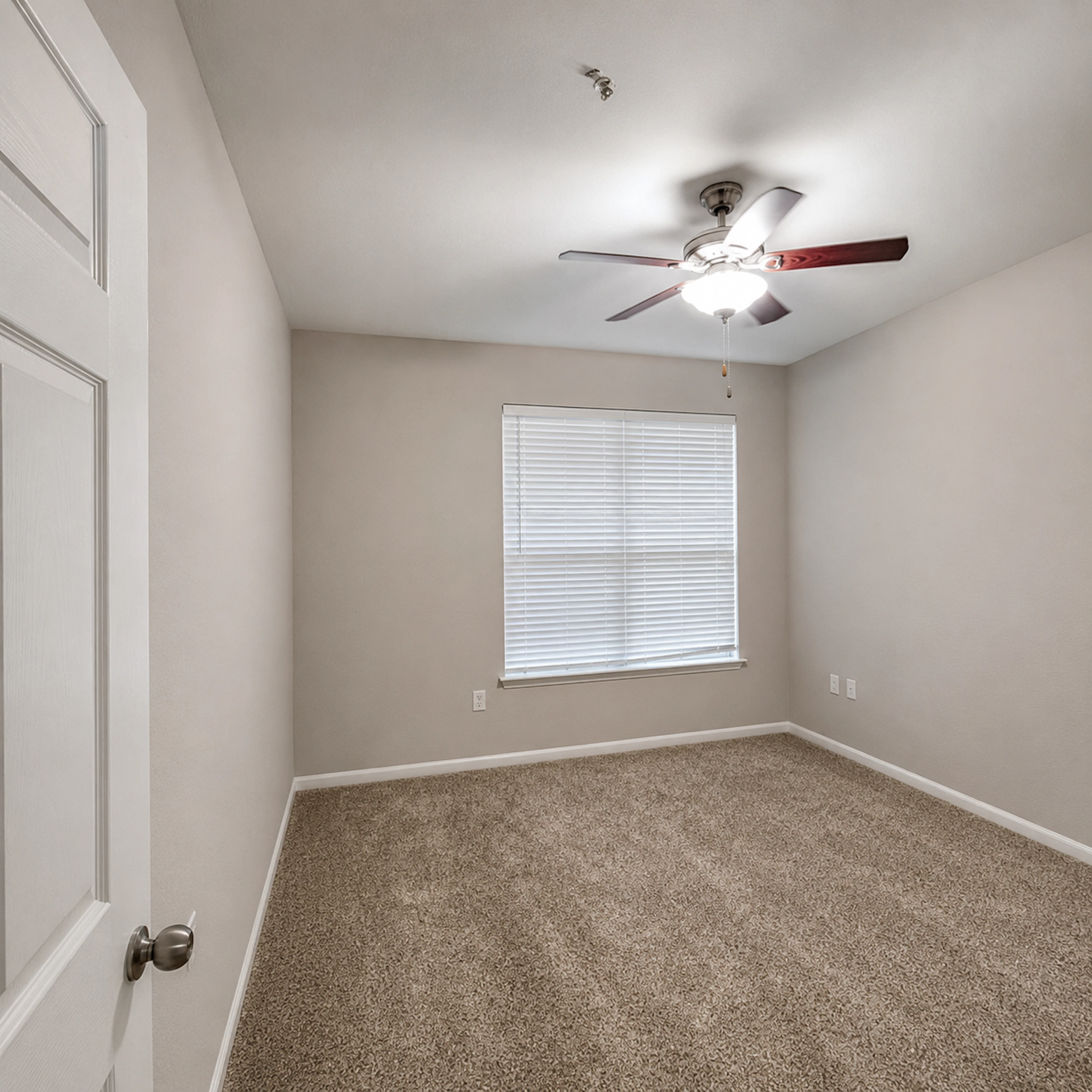 Interior de apartamento en Estates at Fountain Lake, Stafford, TX.