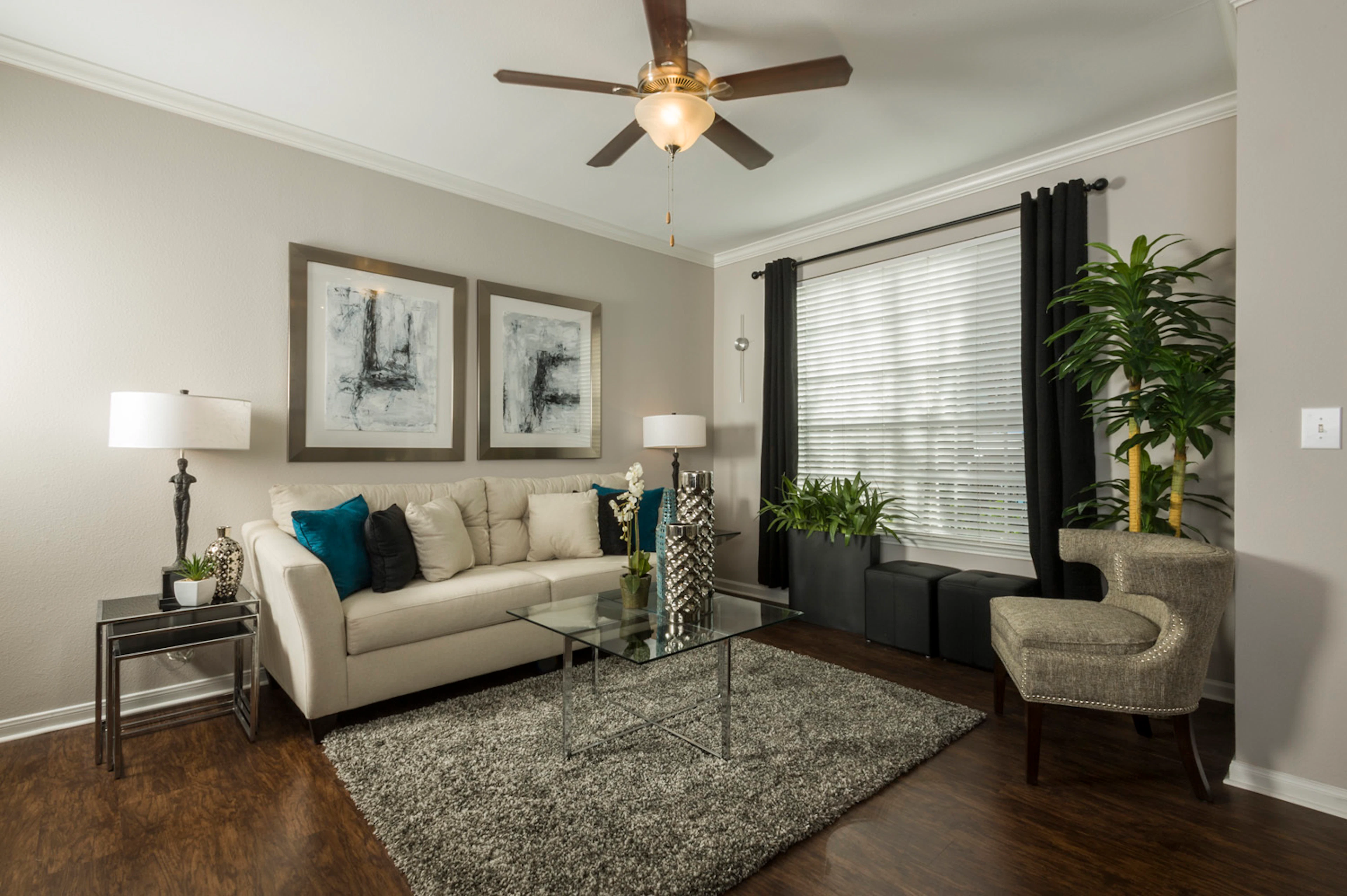 Interior de apartamento en Estates at Fountain Lake, Stafford, TX.