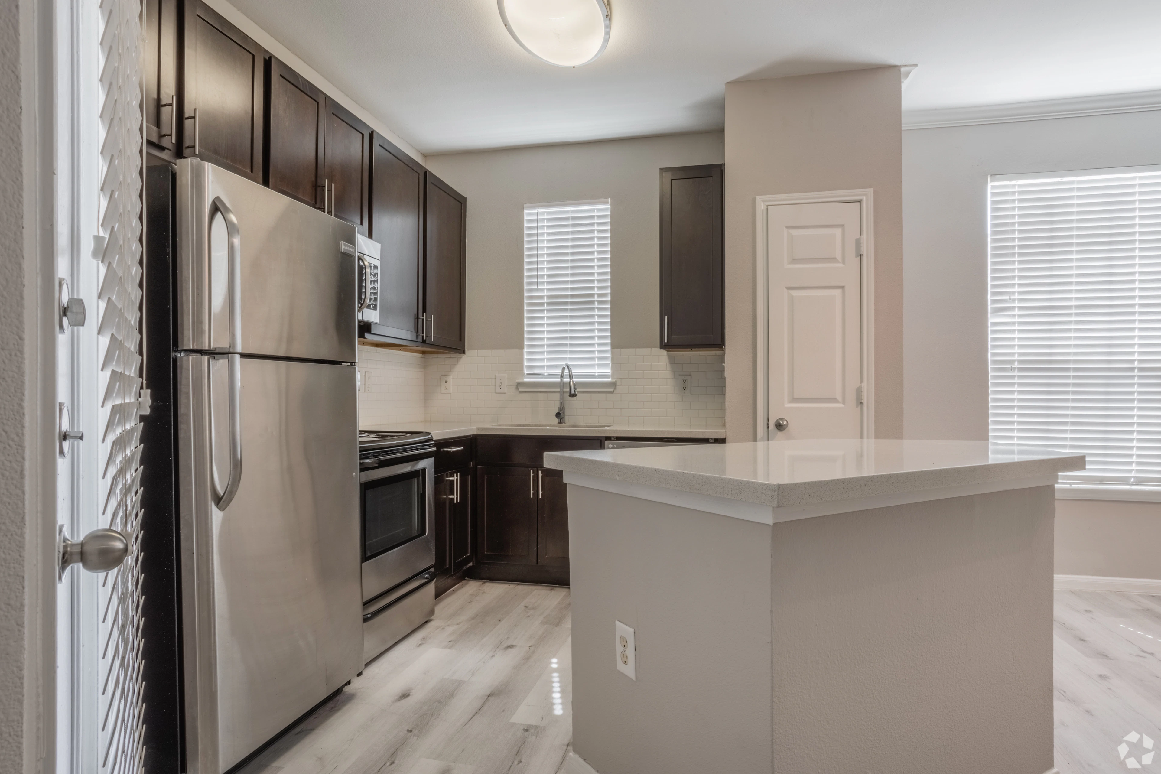 Interior de apartamento en Estates at Fountain Lake, Stafford, TX.