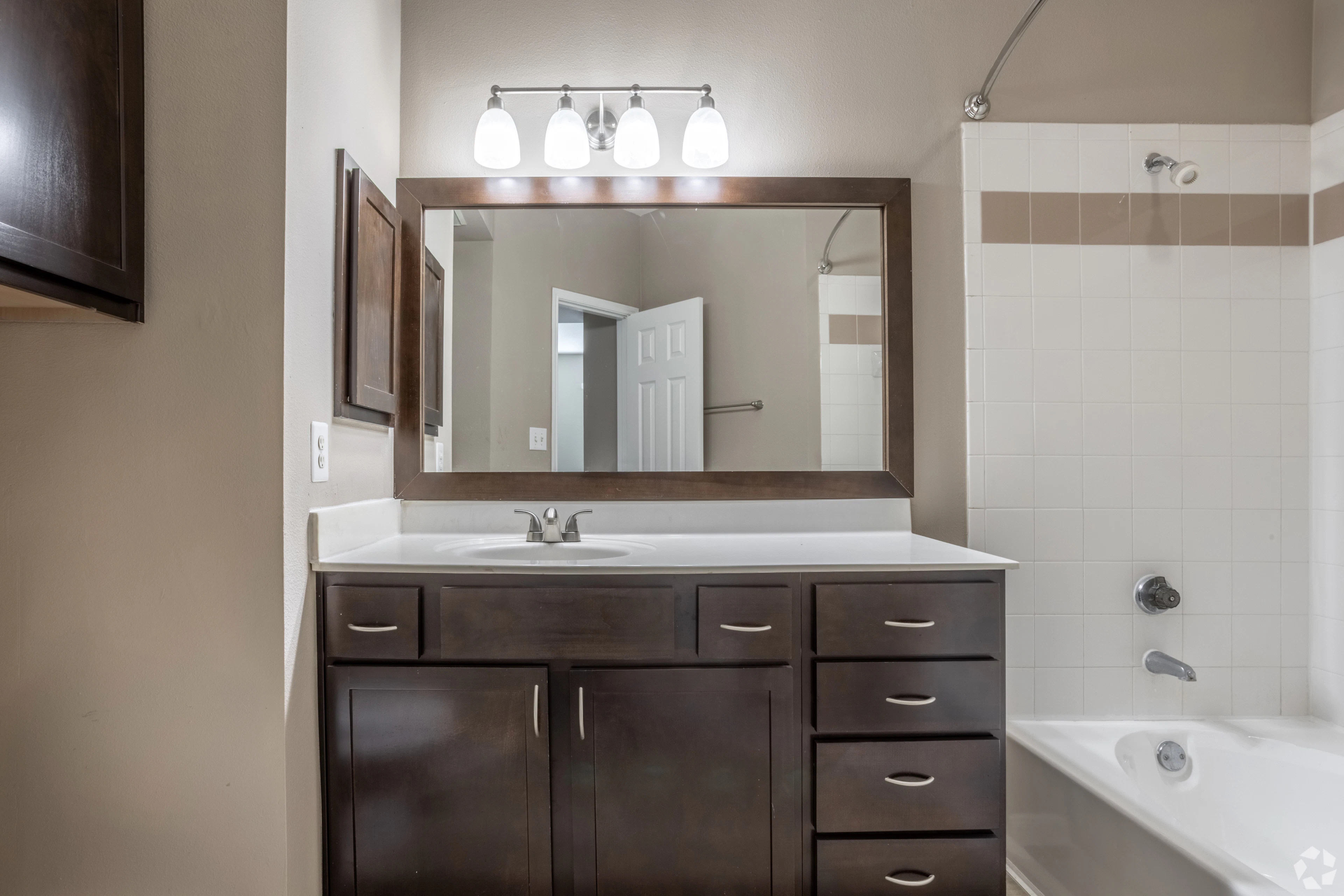 Interior de apartamento en Estates at Fountain Lake, Stafford, TX.