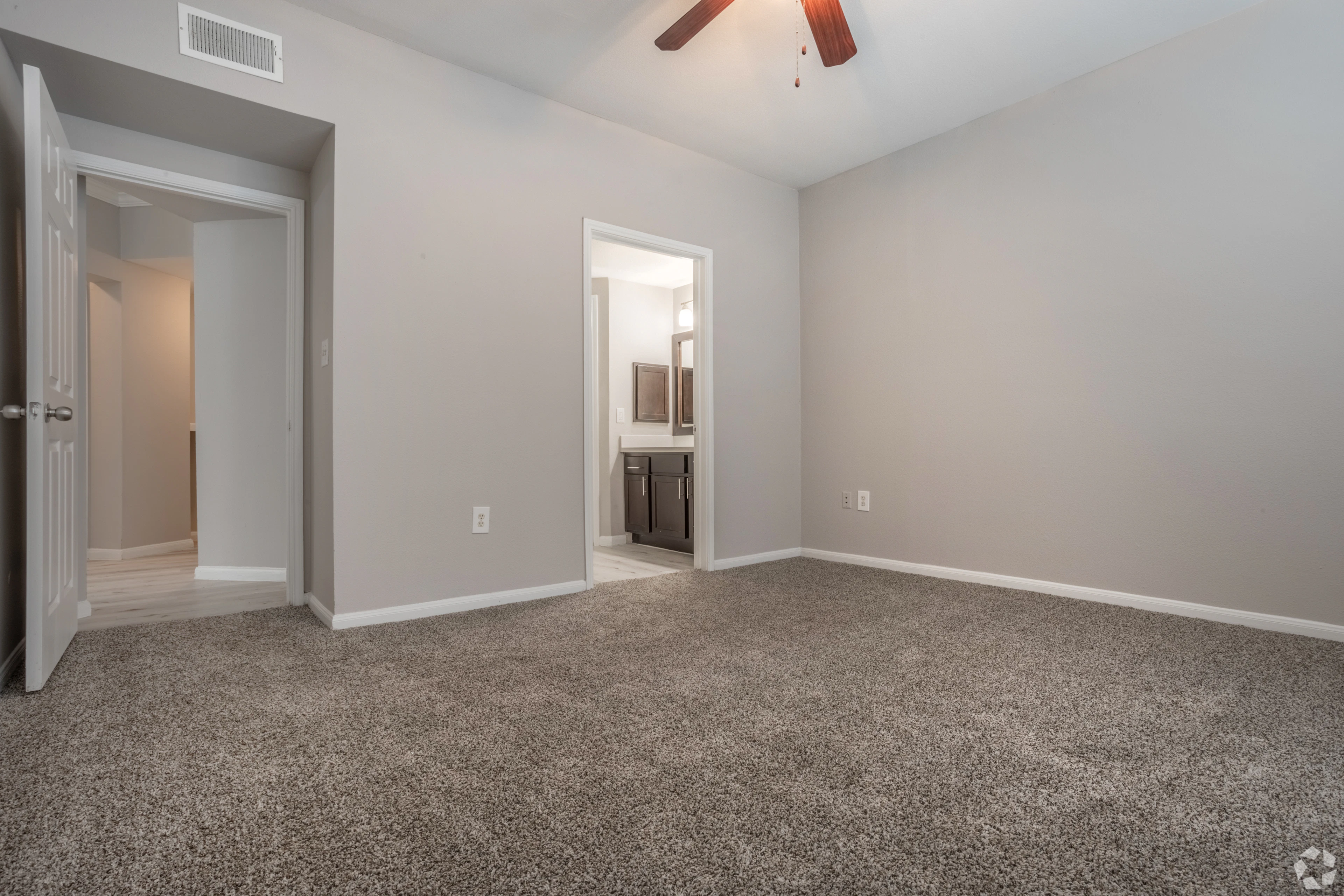 Interior de apartamento en Estates at Fountain Lake, Stafford, TX.