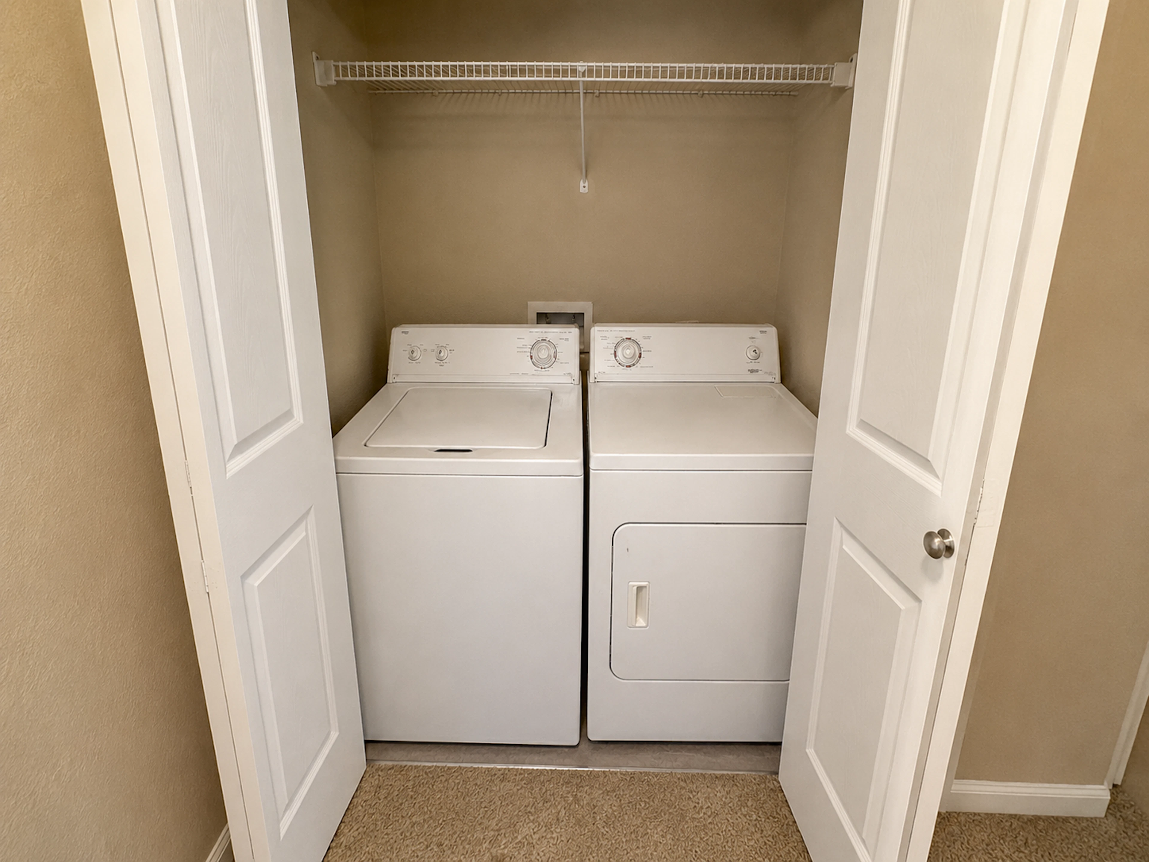 Interior de apartamento en Estates at Fountain Lake, Stafford, TX.
