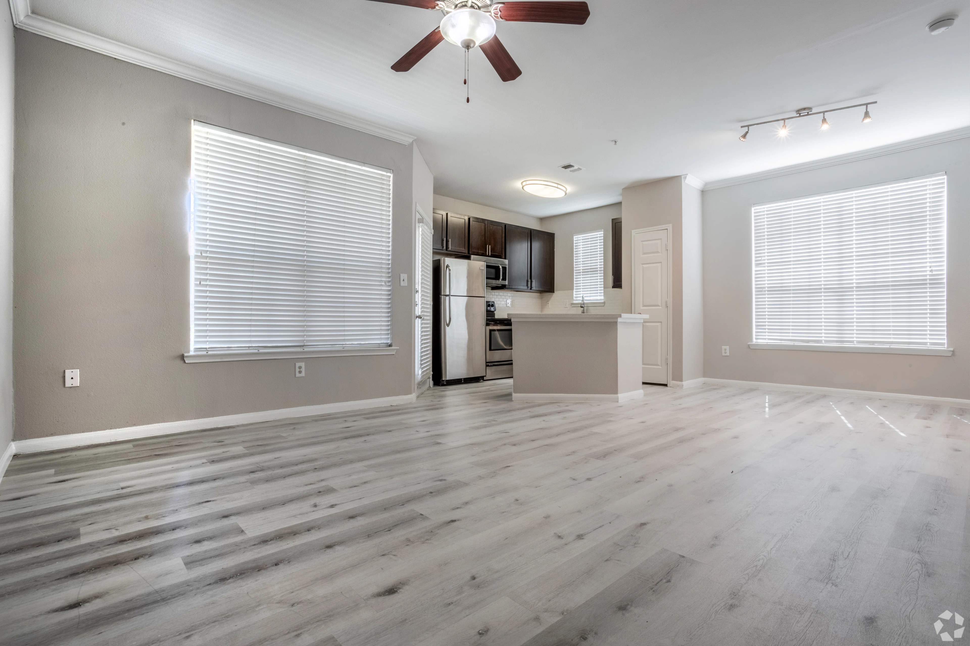 Interior de apartamento en Estates at Fountain Lake, Stafford, TX.