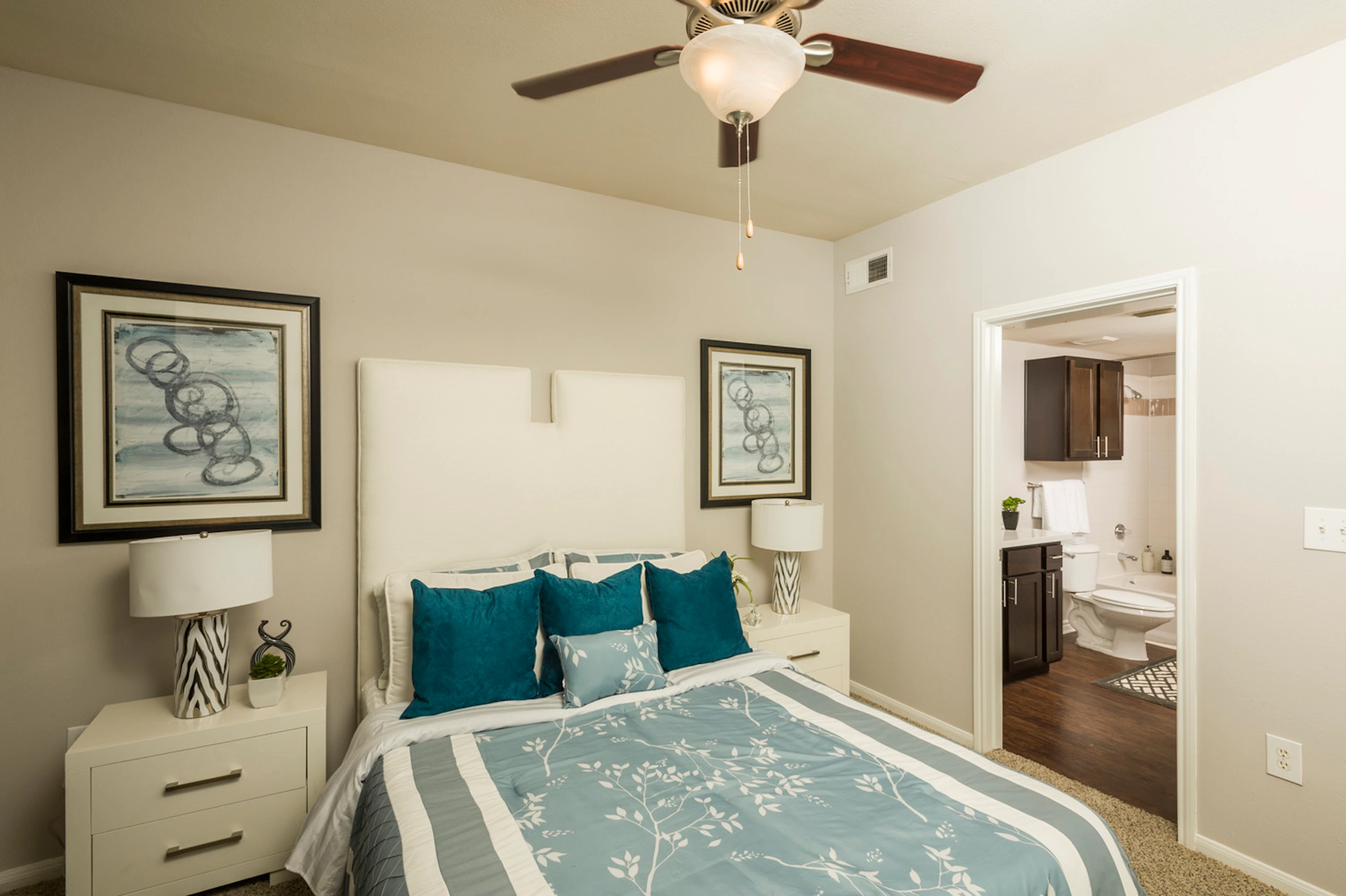 Interior de apartamento en Estates at Fountain Lake, Stafford, TX.