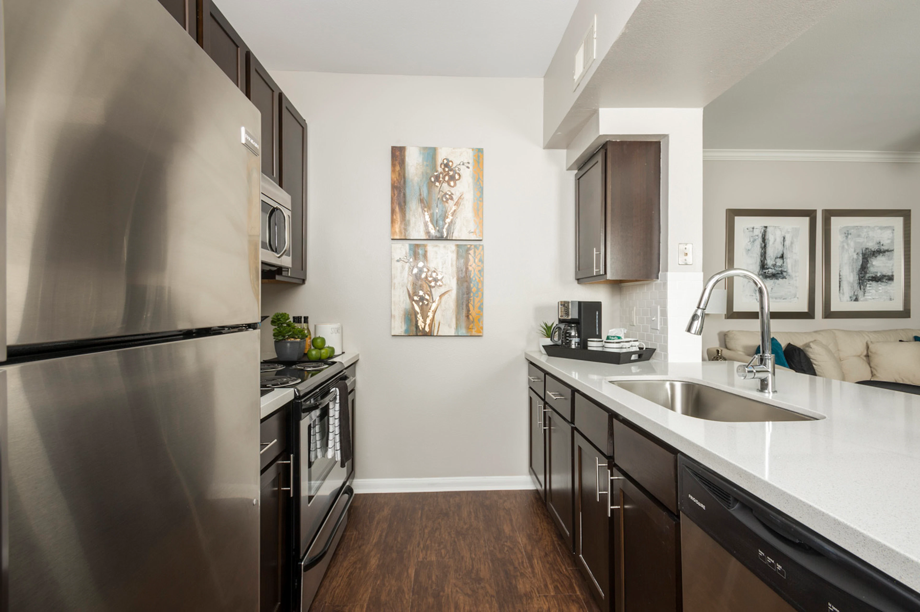 Interior de apartamento en Estates at Fountain Lake, Stafford, TX.