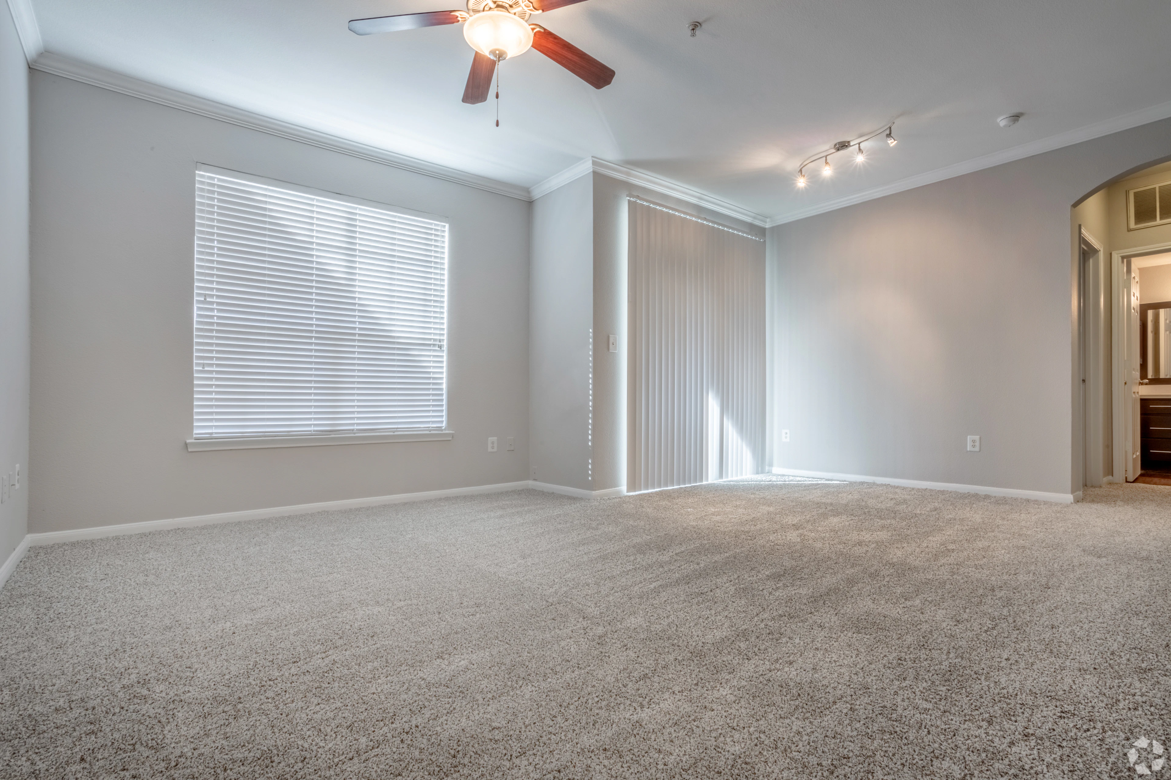 Interior de apartamento en Estates at Fountain Lake, Stafford, TX.