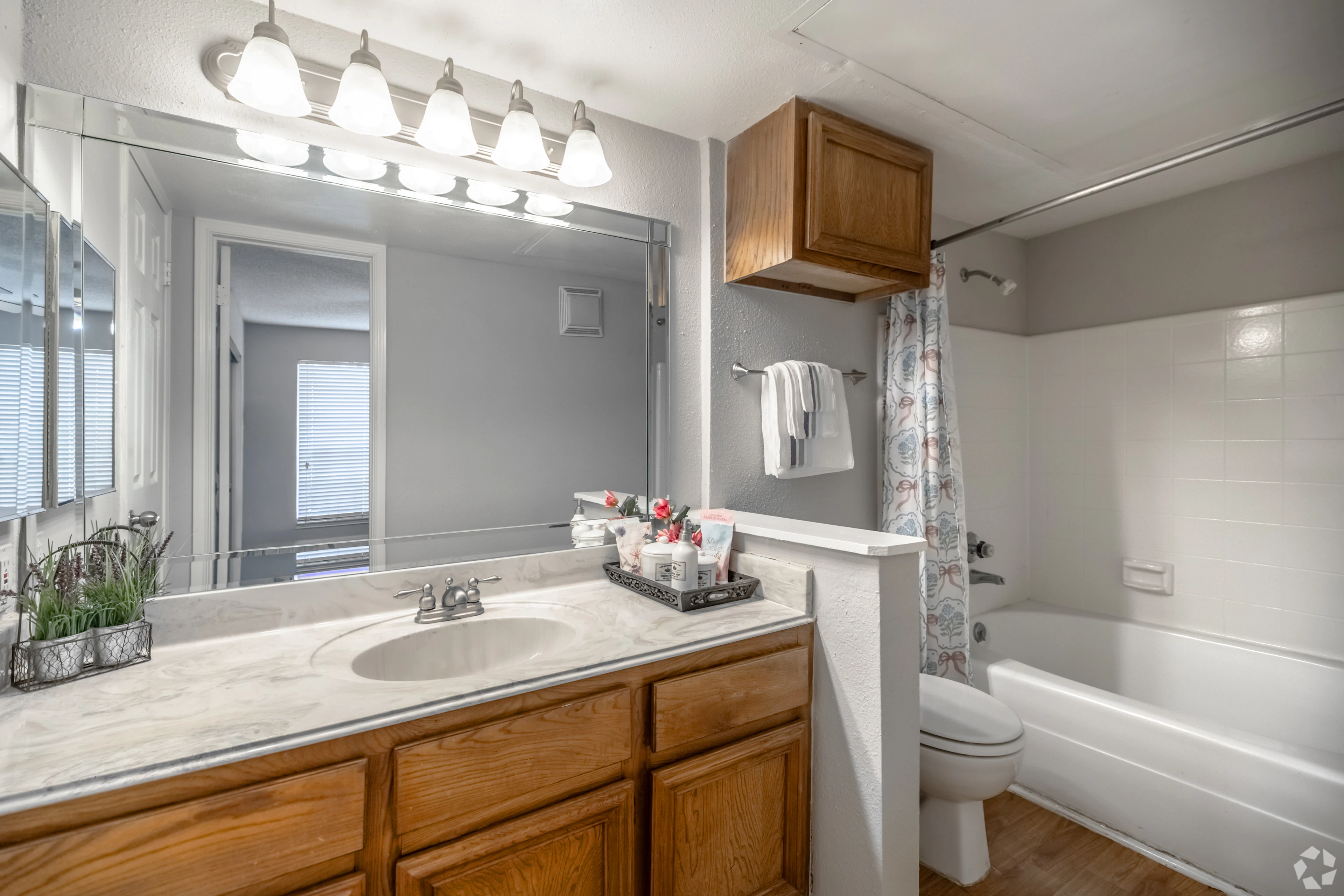 The Mansions of Shadowbriar apartment interior in West Houston, TX.