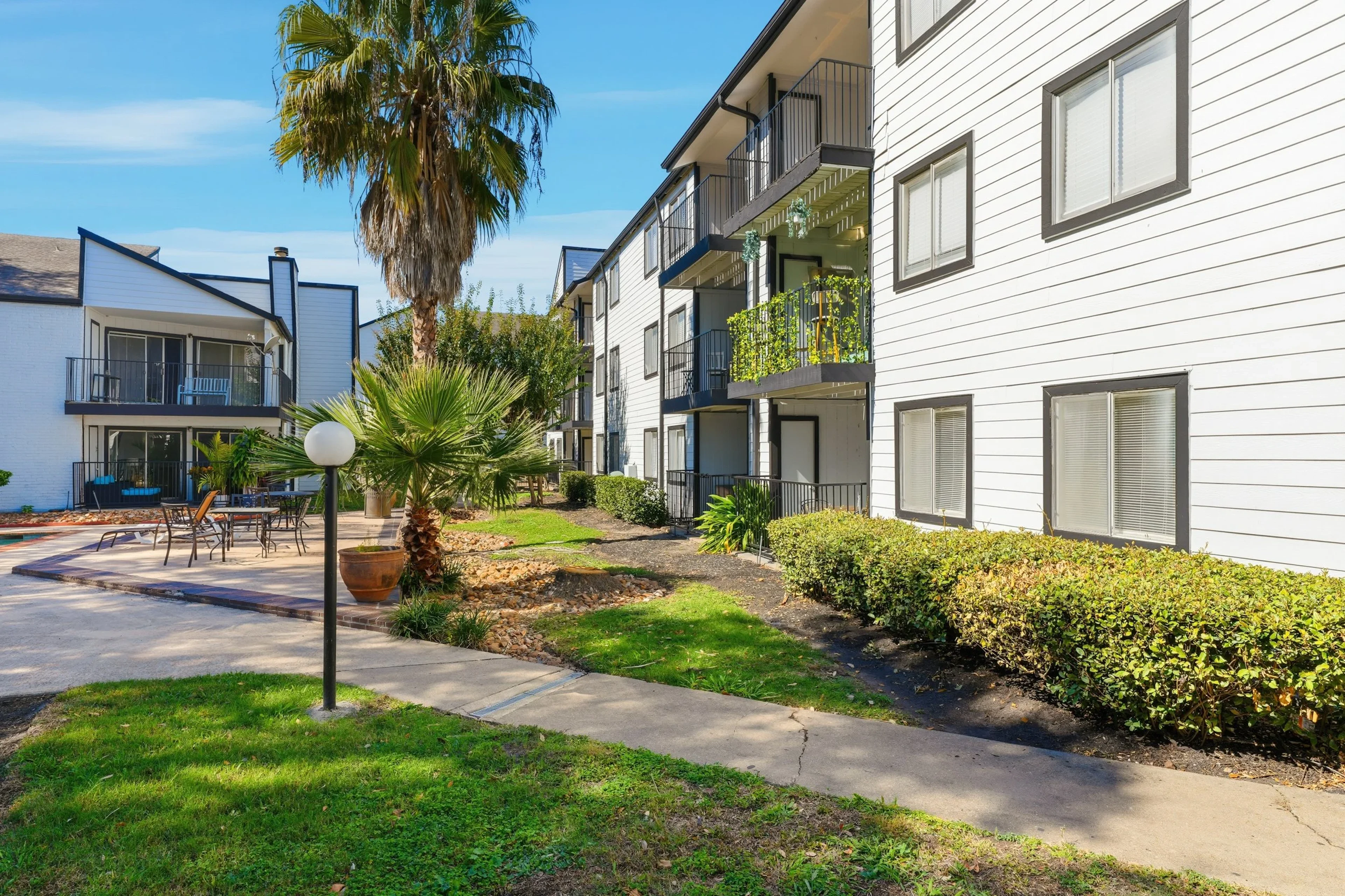 Patio de Woodtrail Apartment Homes en Westchase, Houston.