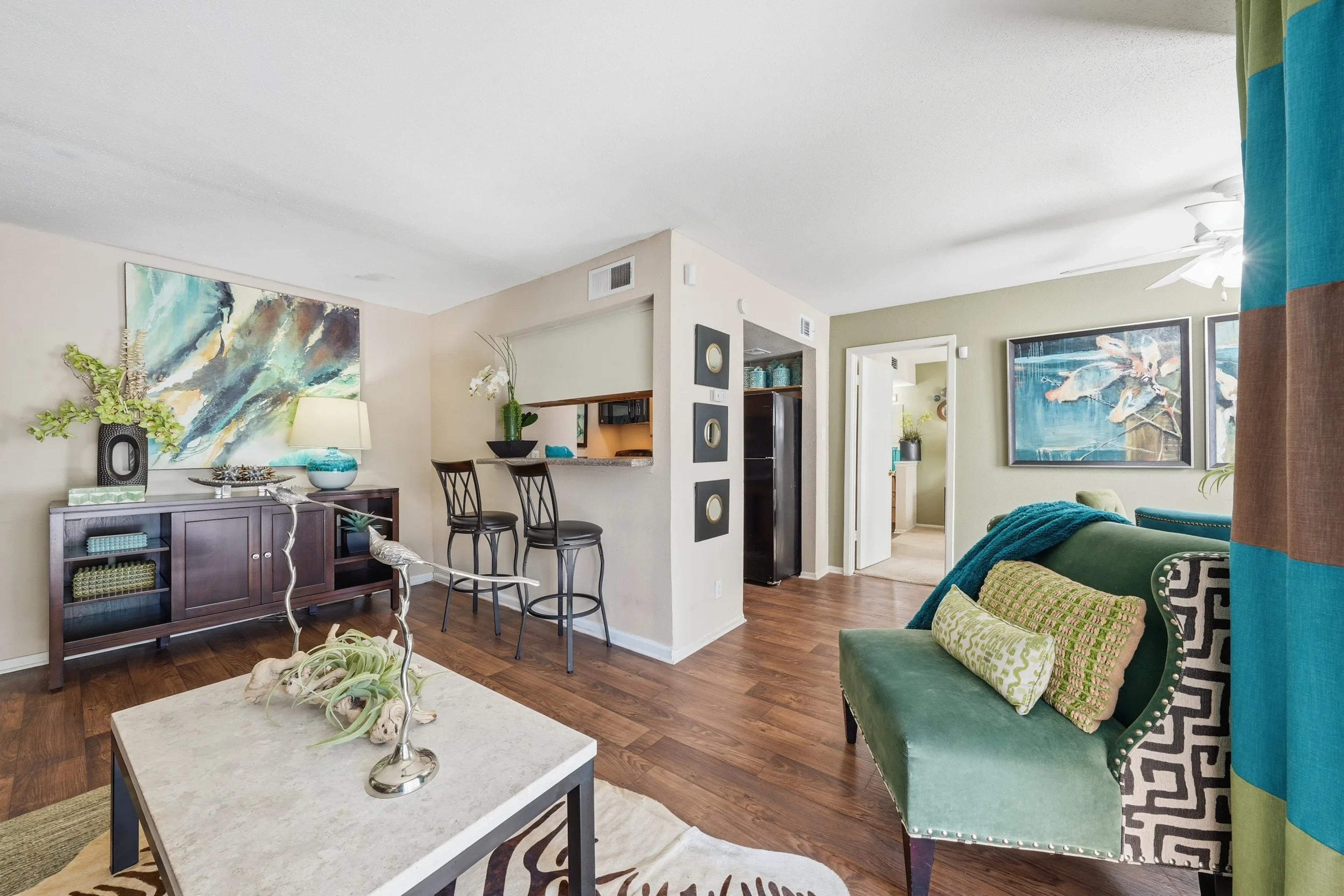 Interior de un apartamento en Woodtrail Apartment Homes en Houston, TX.
